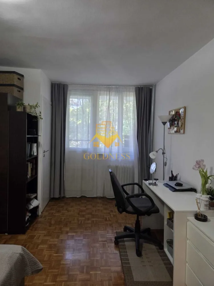 1 camera, Gheorgheni, FSEGA, Iulius Mall, Unirii, Detunată - GOLDNESS Imobiliare vă propune spre închiriere un apartament cu 1 camere complet mobilat și utilat, la etajul 2 într-un imobil de 10 etaje, în Cartierul Gheorgheni.
Se află în apropierea stațiilor de transport în comun, magazine, restaurante, spații verzi, farmacii, etc. 

Apartamentul este compartimentat astfel:
 - camera cu pat matrimonial, dressing, noptiere
 - bucătărie complet utilată și mobilată, loc de servit masa 
 - baie cu cada, calorifer port prosop și dulap pentru depozitare.
 - balcon 3mp.

Imobilul este dotat cu toate cele necesare- termoficare, frigider, aragaz, hotă, mașină de spălat haine, etc. 

Dacă sunteți interesați de acest apartament și doriți să îl vizionați, dar și pentru alte oferte nu ezitați să ne contactați telefonic sau prin e-mail. Vă stăm la dispoziție!
Pentru intermediere se percepe un comision de 50% din prețul chiriei!