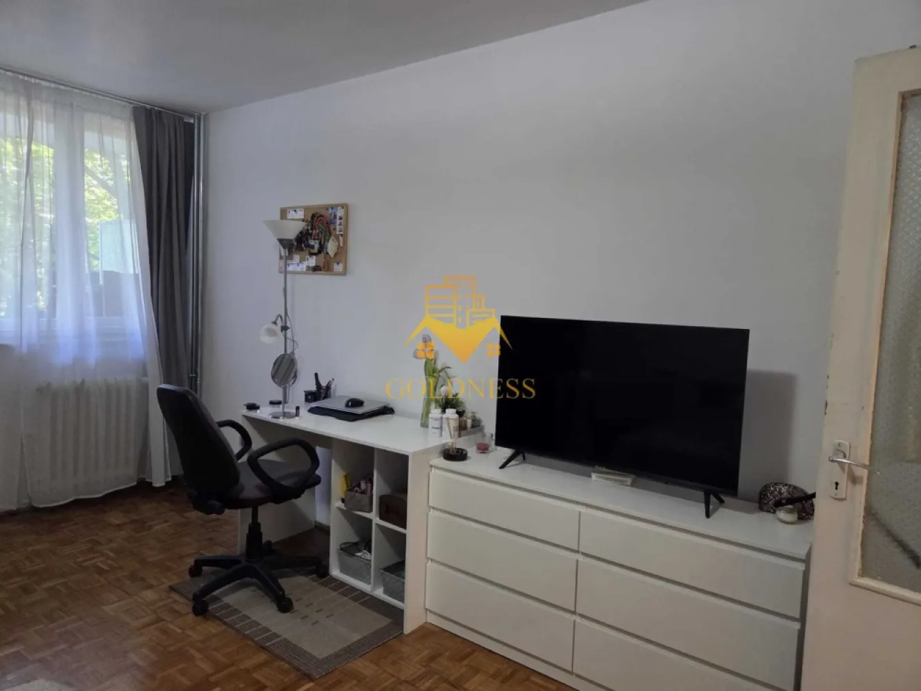 1 camera, Gheorgheni, FSEGA, Iulius Mall, Unirii, Detunată - GOLDNESS Imobiliare vă propune spre închiriere un apartament cu 1 camere complet mobilat și utilat, la etajul 2 într-un imobil de 10 etaje, în Cartierul Gheorgheni.
Se află în apropierea stațiilor de transport în comun, magazine, restaurante, spații verzi, farmacii, etc. 

Apartamentul este compartimentat astfel:
 - camera cu pat matrimonial, dressing, noptiere
 - bucătărie complet utilată și mobilată, loc de servit masa 
 - baie cu cada, calorifer port prosop și dulap pentru depozitare.
 - balcon 3mp.

Imobilul este dotat cu toate cele necesare- termoficare, frigider, aragaz, hotă, mașină de spălat haine, etc. 

Dacă sunteți interesați de acest apartament și doriți să îl vizionați, dar și pentru alte oferte nu ezitați să ne contactați telefonic sau prin e-mail. Vă stăm la dispoziție!
Pentru intermediere se percepe un comision de 50% din prețul chiriei!