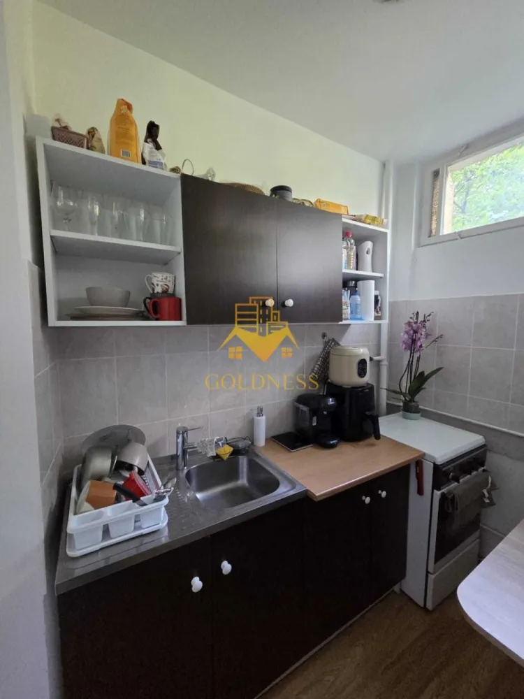 1 camera, Gheorgheni, FSEGA, Iulius Mall, Unirii, Detunată - GOLDNESS Imobiliare vă propune spre închiriere un apartament cu 1 camere complet mobilat și utilat, la etajul 2 într-un imobil de 10 etaje, în Cartierul Gheorgheni.
Se află în apropierea stațiilor de transport în comun, magazine, restaurante, spații verzi, farmacii, etc. 

Apartamentul este compartimentat astfel:
 - camera cu pat matrimonial, dressing, noptiere
 - bucătărie complet utilată și mobilată, loc de servit masa 
 - baie cu cada, calorifer port prosop și dulap pentru depozitare.
 - balcon 3mp.

Imobilul este dotat cu toate cele necesare- termoficare, frigider, aragaz, hotă, mașină de spălat haine, etc. 

Dacă sunteți interesați de acest apartament și doriți să îl vizionați, dar și pentru alte oferte nu ezitați să ne contactați telefonic sau prin e-mail. Vă stăm la dispoziție!
Pentru intermediere se percepe un comision de 50% din prețul chiriei!