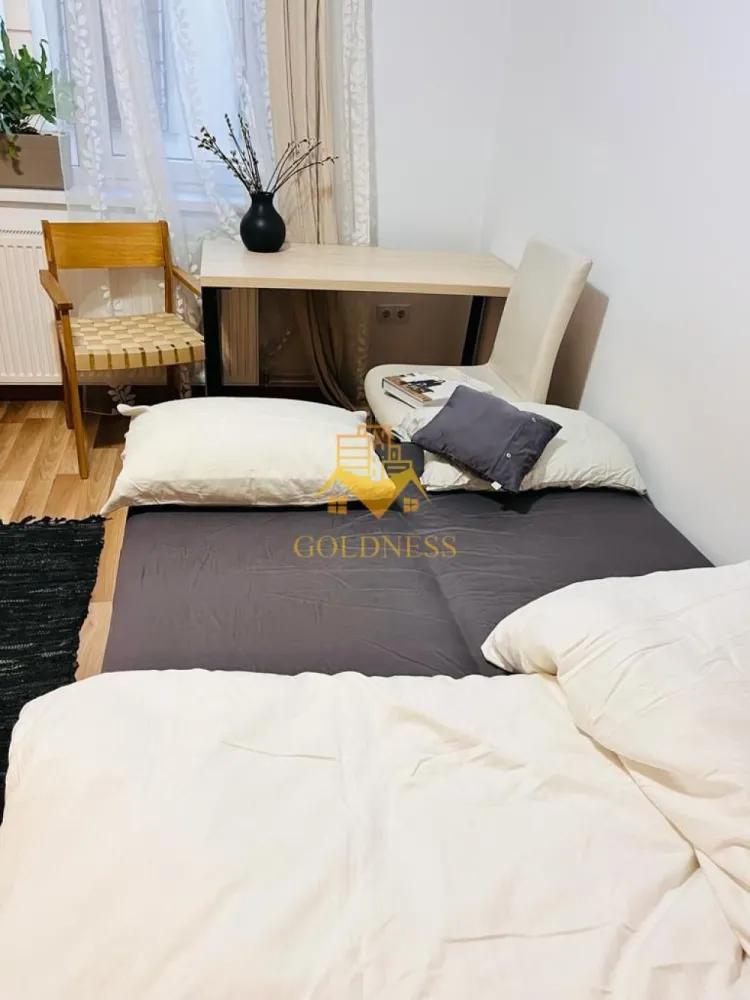 2 camere, decomandate, Ultracentral, I.C Bratianu Zona Blvd. Eroilor - GOLDNESS Imobiliare vă propune spre închiriere un apartament cu 2 camere decomandate complet mobilate și utilate, la Parter într-un imobil de 1 etaje, în zona Ultracentrala.

Se află în apropierea stațiilor de transport în comun, magazine, restaurante, spații verzi, farmacii, etc. 

Apartamentul este compartimentat astfel:
 - 2 dormitoare, mobilata complet
 - bucatarie complet mobilata, utilata, loc de luat masa
 - baie cu cada, calorifer port prosop și dulap pentru depozitare.
 - balcon de 4mp

Imobilul este dotat cu toate cele necesare- centrală proprie, frigider, aragaz, hotă, mașină de spălat haine, etc. 

Dacă sunteți interesați de acest apartament și doriți să îl vizionați, dar și pentru alte oferte nu ezitați să ne contactați telefonic sau prin e-mail. Vă stăm la dispoziție!

Pentru intermediere se percepe un comision de 50% din prețul chiriei!