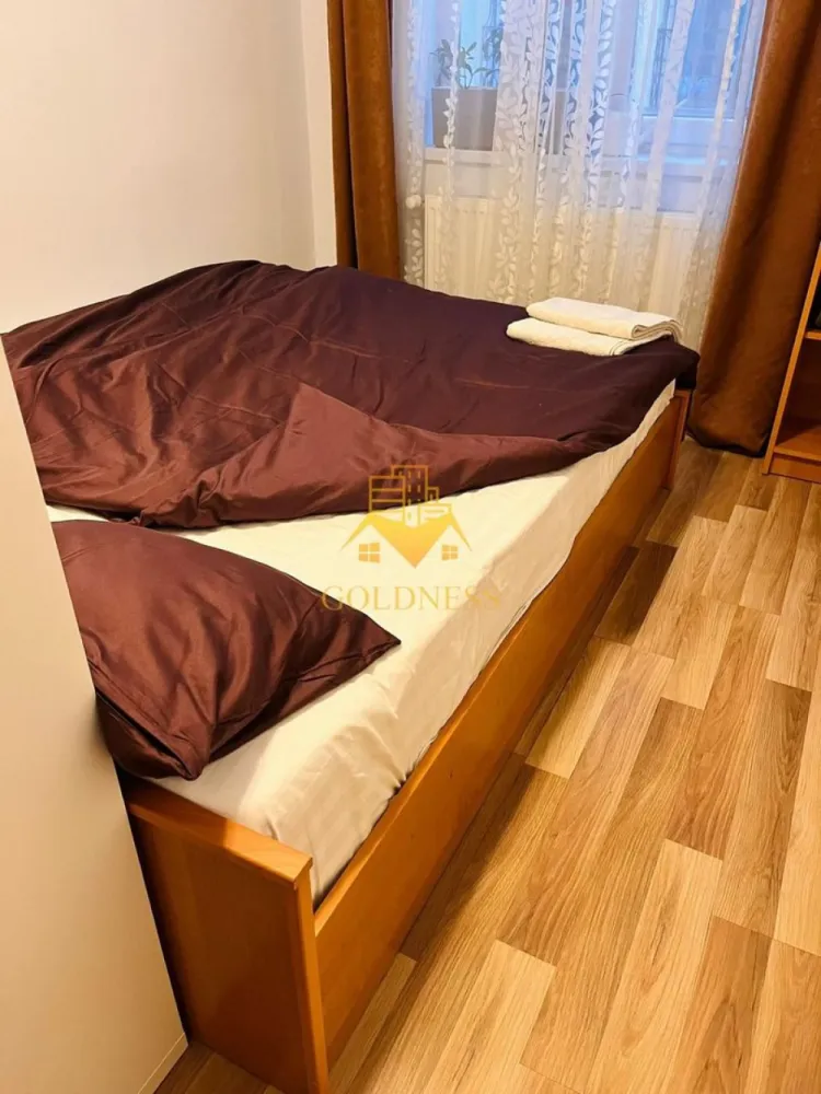 2 camere, decomandate, Ultracentral, I.C Bratianu Zona Blvd. Eroilor - GOLDNESS Imobiliare vă propune spre închiriere un apartament cu 2 camere decomandate complet mobilate și utilate, la Parter într-un imobil de 1 etaje, în zona Ultracentrala.

Se află în apropierea stațiilor de transport în comun, magazine, restaurante, spații verzi, farmacii, etc. 

Apartamentul este compartimentat astfel:
 - 2 dormitoare, mobilata complet
 - bucatarie complet mobilata, utilata, loc de luat masa
 - baie cu cada, calorifer port prosop și dulap pentru depozitare.
 - balcon de 4mp

Imobilul este dotat cu toate cele necesare- centrală proprie, frigider, aragaz, hotă, mașină de spălat haine, etc. 

Dacă sunteți interesați de acest apartament și doriți să îl vizionați, dar și pentru alte oferte nu ezitați să ne contactați telefonic sau prin e-mail. Vă stăm la dispoziție!

Pentru intermediere se percepe un comision de 50% din prețul chiriei!