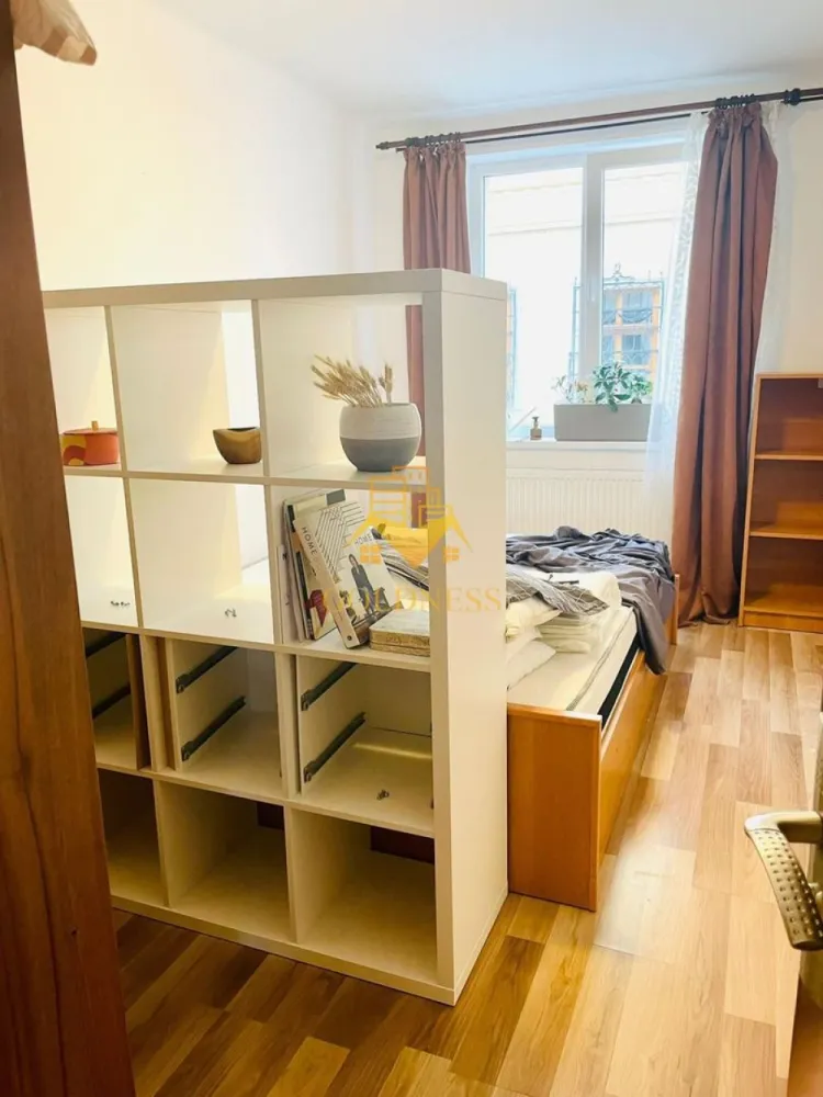 2 camere, decomandate, Ultracentral, I.C Bratianu Zona Blvd. Eroilor - GOLDNESS Imobiliare vă propune spre închiriere un apartament cu 2 camere decomandate complet mobilate și utilate, la Parter într-un imobil de 1 etaje, în zona Ultracentrala.

Se află în apropierea stațiilor de transport în comun, magazine, restaurante, spații verzi, farmacii, etc. 

Apartamentul este compartimentat astfel:
 - 2 dormitoare, mobilata complet
 - bucatarie complet mobilata, utilata, loc de luat masa
 - baie cu cada, calorifer port prosop și dulap pentru depozitare.
 - balcon de 4mp

Imobilul este dotat cu toate cele necesare- centrală proprie, frigider, aragaz, hotă, mașină de spălat haine, etc. 

Dacă sunteți interesați de acest apartament și doriți să îl vizionați, dar și pentru alte oferte nu ezitați să ne contactați telefonic sau prin e-mail. Vă stăm la dispoziție!

Pentru intermediere se percepe un comision de 50% din prețul chiriei!