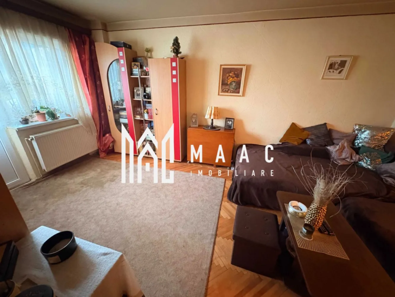 Apartament 2 Camere I Decomandat I Etajul 1 I Siretului - MAAC Imobiliare vă propune spre vânzare un apartament cu 2 camere, decomandat, situat la etajul 1, în zona Siretului din Sibiu, o locație apreciată pentru liniște și accesibilitate. Locuința are o suprafață utilă de 56 mp și beneficiază de orientare sudică, oferind lumină naturală pe tot parcursul zilei.

Apartamentul se vinde mobilat complet și este locuibil imediat, însă reprezintă și o oportunitate excelentă pentru cei care doresc să îl renoveze și să îl amenajeze după propriul gust. Compartimentarea decomandată asigură confort și intimitate, fiind ideal atât pentru locuit, cât și pentru investiție.

Zona este una foarte liniștită, cu acces rapid către parc, grădinițe, școli și magazine, având toate facilitățile necesare în imediata apropiere.

Pt mai multe detalii precizați ca ați văzut anunțul cu ID CP3047314