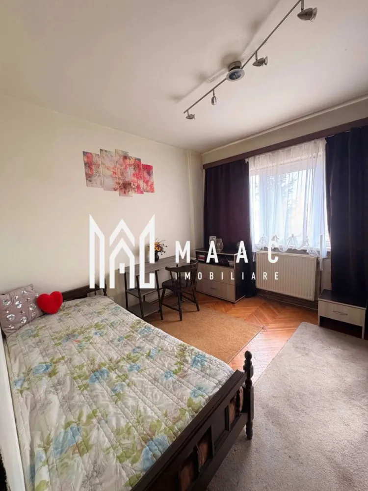 Apartament 2 Camere I Decomandat I Etajul 1 I Siretului - MAAC Imobiliare vă propune spre vânzare un apartament cu 2 camere, decomandat, situat la etajul 1, în zona Siretului din Sibiu, o locație apreciată pentru liniște și accesibilitate. Locuința are o suprafață utilă de 56 mp și beneficiază de orientare sudică, oferind lumină naturală pe tot parcursul zilei.

Apartamentul se vinde mobilat complet și este locuibil imediat, însă reprezintă și o oportunitate excelentă pentru cei care doresc să îl renoveze și să îl amenajeze după propriul gust. Compartimentarea decomandată asigură confort și intimitate, fiind ideal atât pentru locuit, cât și pentru investiție.

Zona este una foarte liniștită, cu acces rapid către parc, grădinițe, școli și magazine, având toate facilitățile necesare în imediata apropiere.

Pt mai multe detalii precizați ca ați văzut anunțul cu ID CP3047314