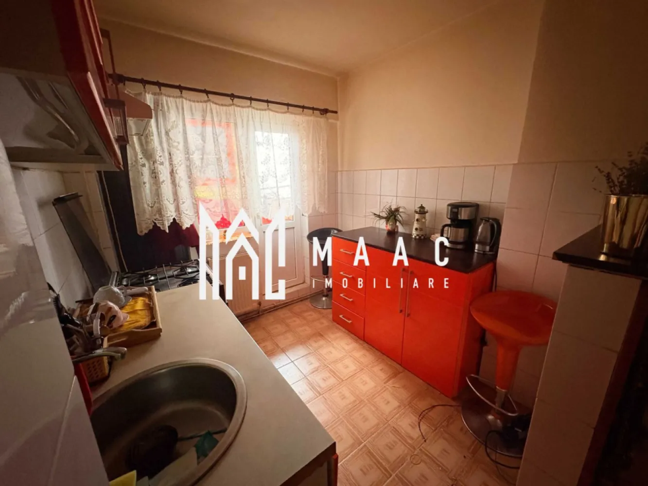 Apartament 2 Camere I Decomandat I Etajul 1 I Siretului - MAAC Imobiliare vă propune spre vânzare un apartament cu 2 camere, decomandat, situat la etajul 1, în zona Siretului din Sibiu, o locație apreciată pentru liniște și accesibilitate. Locuința are o suprafață utilă de 56 mp și beneficiază de orientare sudică, oferind lumină naturală pe tot parcursul zilei.

Apartamentul se vinde mobilat complet și este locuibil imediat, însă reprezintă și o oportunitate excelentă pentru cei care doresc să îl renoveze și să îl amenajeze după propriul gust. Compartimentarea decomandată asigură confort și intimitate, fiind ideal atât pentru locuit, cât și pentru investiție.

Zona este una foarte liniștită, cu acces rapid către parc, grădinițe, școli și magazine, având toate facilitățile necesare în imediata apropiere.

Pt mai multe detalii precizați ca ați văzut anunțul cu ID CP3047314