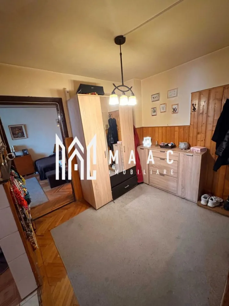 Apartament 2 Camere I Decomandat I Etajul 1 I Siretului - MAAC Imobiliare vă propune spre vânzare un apartament cu 2 camere, decomandat, situat la etajul 1, în zona Siretului din Sibiu, o locație apreciată pentru liniște și accesibilitate. Locuința are o suprafață utilă de 56 mp și beneficiază de orientare sudică, oferind lumină naturală pe tot parcursul zilei.

Apartamentul se vinde mobilat complet și este locuibil imediat, însă reprezintă și o oportunitate excelentă pentru cei care doresc să îl renoveze și să îl amenajeze după propriul gust. Compartimentarea decomandată asigură confort și intimitate, fiind ideal atât pentru locuit, cât și pentru investiție.

Zona este una foarte liniștită, cu acces rapid către parc, grădinițe, școli și magazine, având toate facilitățile necesare în imediata apropiere.

Pt mai multe detalii precizați ca ați văzut anunțul cu ID CP3047314