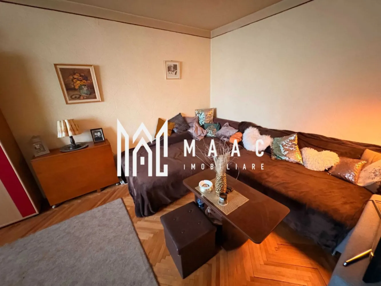 Apartament 2 Camere I Decomandat I Etajul 1 I Siretului - MAAC Imobiliare vă propune spre vânzare un apartament cu 2 camere, decomandat, situat la etajul 1, în zona Siretului din Sibiu, o locație apreciată pentru liniște și accesibilitate. Locuința are o suprafață utilă de 56 mp și beneficiază de orientare sudică, oferind lumină naturală pe tot parcursul zilei.

Apartamentul se vinde mobilat complet și este locuibil imediat, însă reprezintă și o oportunitate excelentă pentru cei care doresc să îl renoveze și să îl amenajeze după propriul gust. Compartimentarea decomandată asigură confort și intimitate, fiind ideal atât pentru locuit, cât și pentru investiție.

Zona este una foarte liniștită, cu acces rapid către parc, grădinițe, școli și magazine, având toate facilitățile necesare în imediata apropiere.

Pt mai multe detalii precizați ca ați văzut anunțul cu ID CP3047314