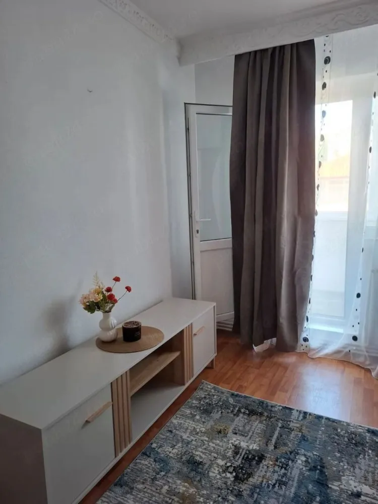 De inchiriat apartament cu 2 camere, Ireg, etajul 1, 450 euro - Vă propunem spre închiriere un apartament cu 2 camere, situat într-o zonă liniștită și accesibilă – Ireg, la etajul 1.
Locuința este complet renovată, amenajată cu bun gust și dispune de mobilier modern și electrocasnice necesare pentru un confort deplin. Apartamentul este luminos, primitor și pregătit pentru mutare imediată.
- Complet mobilat și utilat
- Renovare modernă
- Etaj 1
- Disponibil imediat.
 Preț: 450 Euro/lună
La incheierea contractului de inchiriere chiriasul va achita prima chirie, o garantie egala cu chiria si comisionul agentiei imobiliare.
Pentru detalii și programarea unei vizionări: 0746.252.252 Liliana Ene.