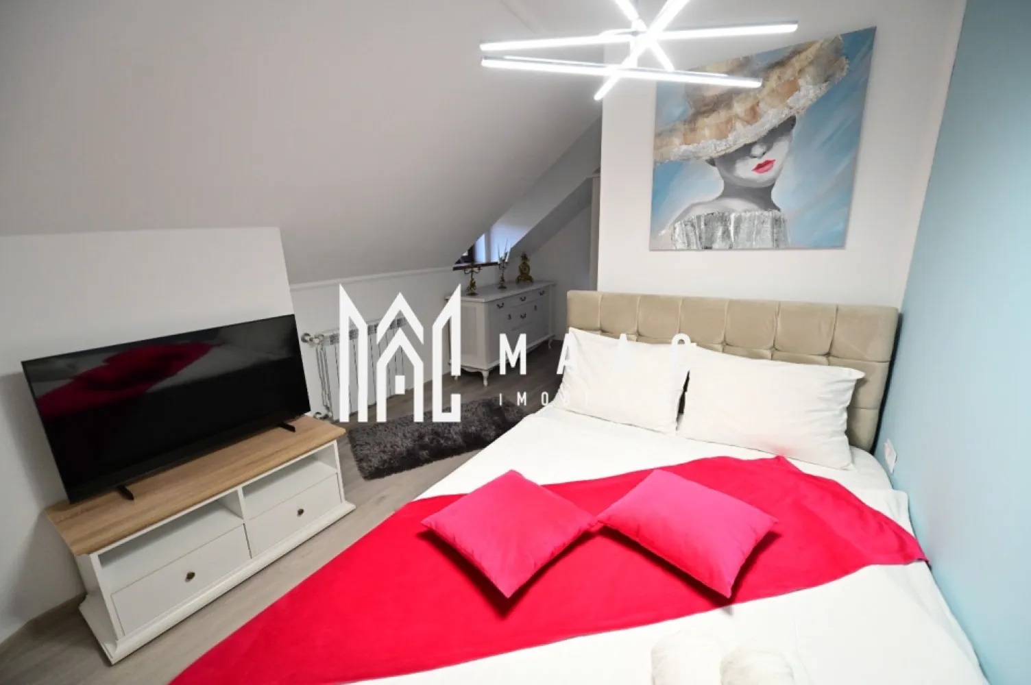 Apartament la casa I 3 camere I Central I - MAAC IMOBILIARE vă propune spre vânzare un apartament la casă situat pe strada Filarmonicii din Sibiu, ideal atât pentru locuit, cât și pentru investiție în regim hotelier.

Imobilul este compartimentat astfel:

* la parter se află un apartament compus din cameră, bucătărie și baie, complet pregătit pentru regim hotelier;
* la etaj regăsim un spațiu similar, format din cameră, bucătărie și baie, de asemenea amenajat și echipat pentru închiriere în regim hotelier;
* în pod este amenajată încă o cameră mică, perfectă pentru spațiu de depozitare sau utilizare suplimentară.

Proprietatea mai dispune de terasă și pivniță, oferind un plus de confort și funcționalitate. Zona este una apreciată, aproape de centrul orașului și de principalele puncte de interes.

Pt mai multe detalii precizați că ați văzut anunțul ID CP3096315