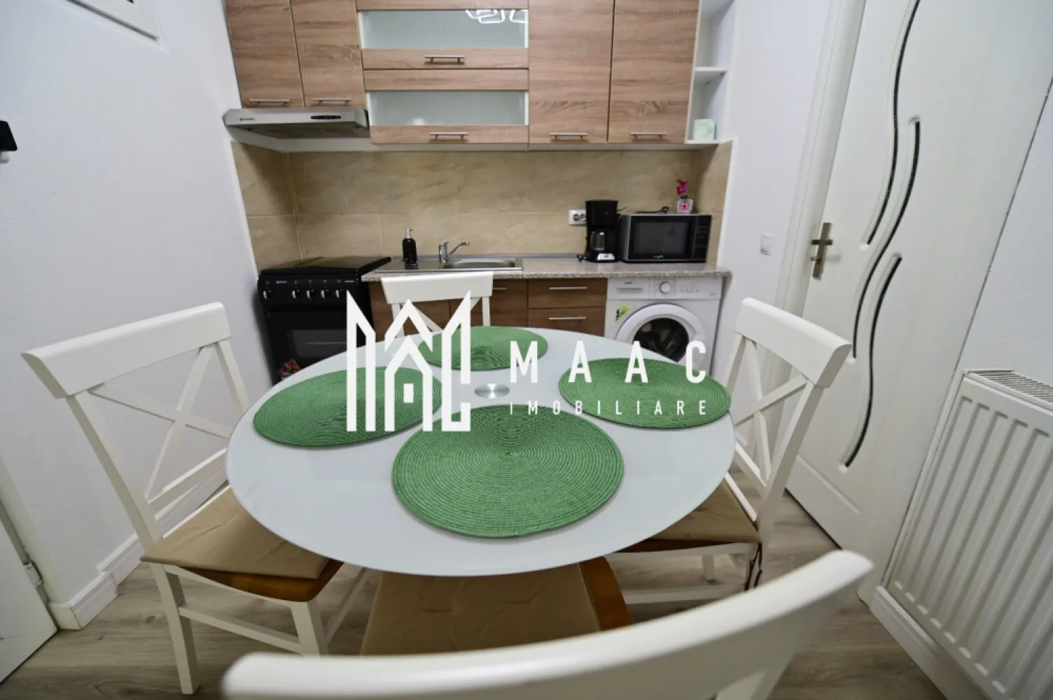 Apartament la casa I 3 camere I Central I - MAAC IMOBILIARE vă propune spre vânzare un apartament la casă situat pe strada Filarmonicii din Sibiu, ideal atât pentru locuit, cât și pentru investiție în regim hotelier.

Imobilul este compartimentat astfel:

* la parter se află un apartament compus din cameră, bucătărie și baie, complet pregătit pentru regim hotelier;
* la etaj regăsim un spațiu similar, format din cameră, bucătărie și baie, de asemenea amenajat și echipat pentru închiriere în regim hotelier;
* în pod este amenajată încă o cameră mică, perfectă pentru spațiu de depozitare sau utilizare suplimentară.

Proprietatea mai dispune de terasă și pivniță, oferind un plus de confort și funcționalitate. Zona este una apreciată, aproape de centrul orașului și de principalele puncte de interes.

Pt mai multe detalii precizați că ați văzut anunțul ID CP3096315