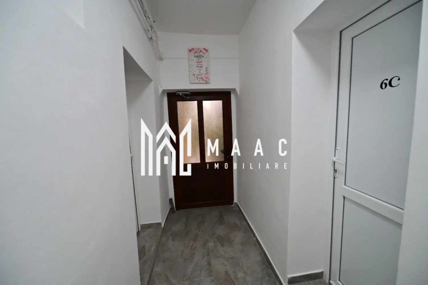Apartament la casa I 3 camere I Central I - MAAC IMOBILIARE vă propune spre vânzare un apartament la casă situat pe strada Filarmonicii din Sibiu, ideal atât pentru locuit, cât și pentru investiție în regim hotelier.

Imobilul este compartimentat astfel:

* la parter se află un apartament compus din cameră, bucătărie și baie, complet pregătit pentru regim hotelier;
* la etaj regăsim un spațiu similar, format din cameră, bucătărie și baie, de asemenea amenajat și echipat pentru închiriere în regim hotelier;
* în pod este amenajată încă o cameră mică, perfectă pentru spațiu de depozitare sau utilizare suplimentară.

Proprietatea mai dispune de terasă și pivniță, oferind un plus de confort și funcționalitate. Zona este una apreciată, aproape de centrul orașului și de principalele puncte de interes.

Pt mai multe detalii precizați că ați văzut anunțul ID CP3096315