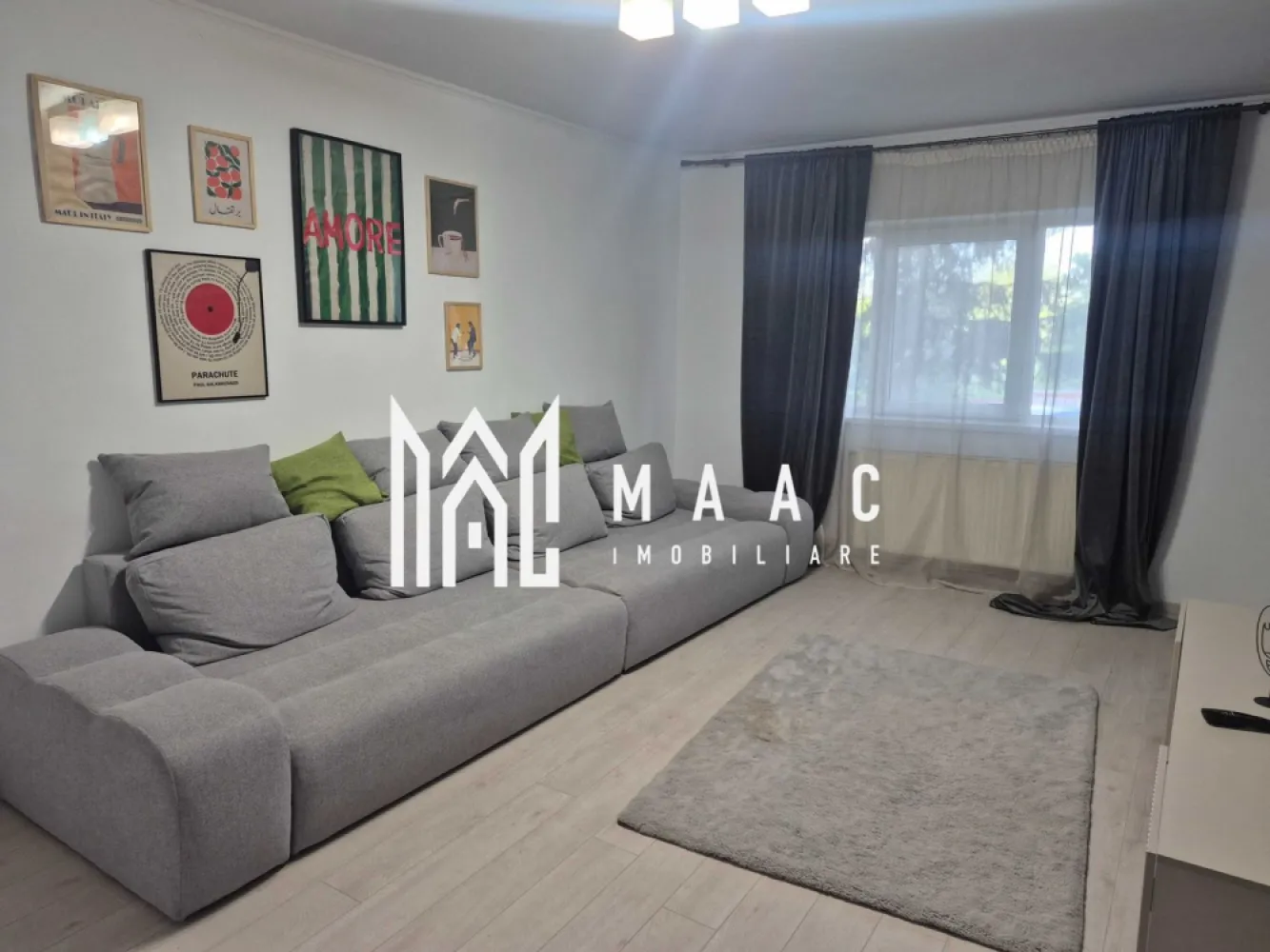 Apartament 2 camere I Decomandat I Vasile Aaron - MAAC Imobiliare oferă spre închiriere un apartament cu 2 camere decomandate, situat la parter, în cartierul Vasile Aaron din Sibiu, într-o zonă liniștită și bine conectată.

 Detalii apartament
Compartimentare decomandată: living, bucătărie separată, hol, dormitor și baie
Complet mobilat și utilat
Centrală termică proprie
Parter

 Avantaje
Zonă liniștită
Parcare publică generoasă în apropiere
Acces rapid la mijloace de transport în comun
Aproape de supermarketuri, bănci, piață și alte puncte de interes

 Alte informații
Se percepe garanție în cuantumul unei luni de chirie
📞 Pentru mai multe detalii și programarea unei vizionări, menționați telefonic ID-ul anunțului: CP3096330