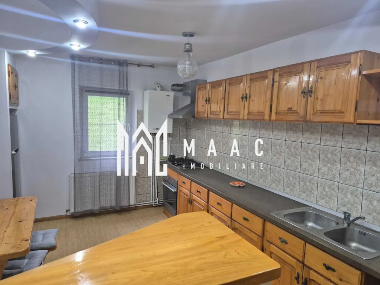 Apartament 2 camere I Decomandat I Vasile Aaron - MAAC Imobiliare oferă spre închiriere un apartament cu 2 camere decomandate, situat la parter, în cartierul Vasile Aaron din Sibiu, într-o zonă liniștită și bine conectată.

 Detalii apartament
Compartimentare decomandată: living, bucătărie separată, hol, dormitor și baie
Complet mobilat și utilat
Centrală termică proprie
Parter

 Avantaje
Zonă liniștită
Parcare publică generoasă în apropiere
Acces rapid la mijloace de transport în comun
Aproape de supermarketuri, bănci, piață și alte puncte de interes

 Alte informații
Se percepe garanție în cuantumul unei luni de chirie
📞 Pentru mai multe detalii și programarea unei vizionări, menționați telefonic ID-ul anunțului: CP3096330