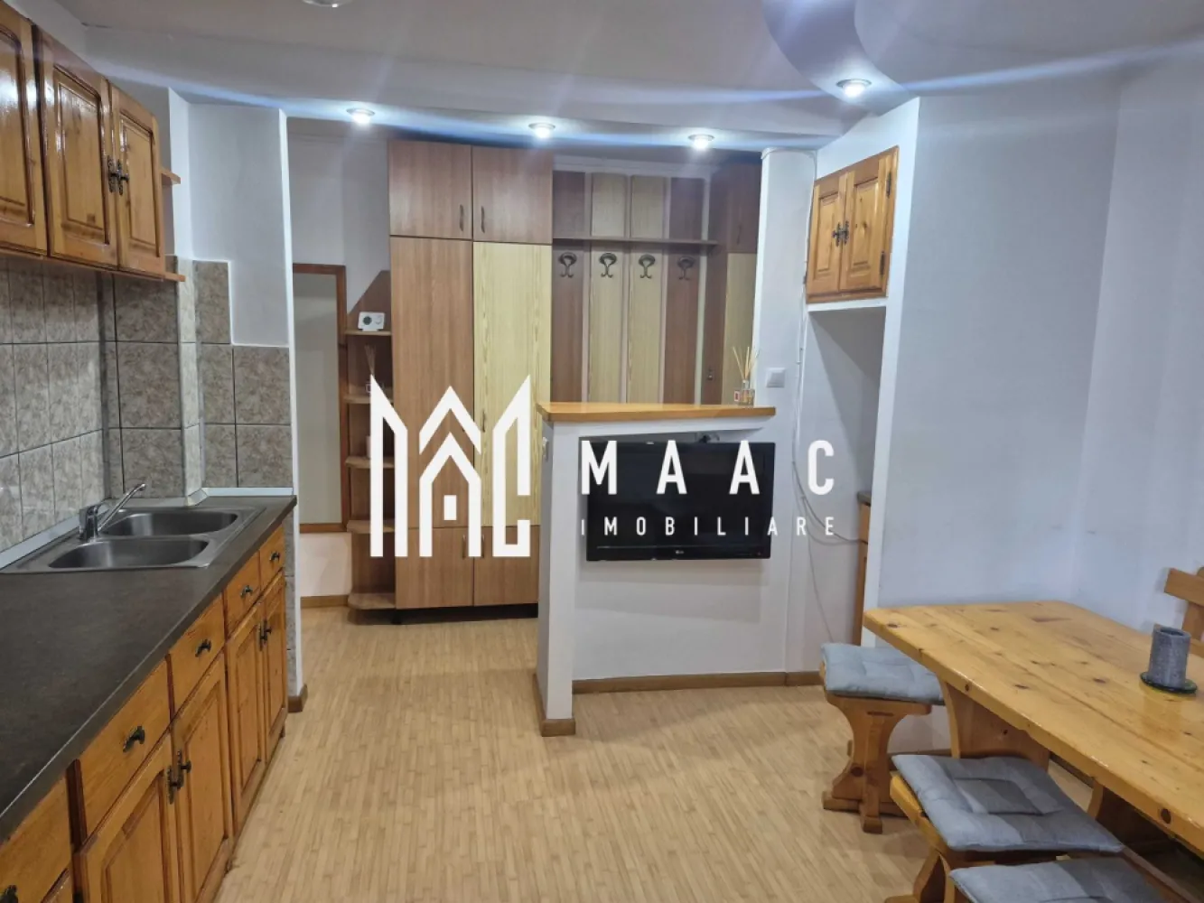 Apartament 2 camere I Decomandat I Vasile Aaron - MAAC Imobiliare oferă spre închiriere un apartament cu 2 camere decomandate, situat la parter, în cartierul Vasile Aaron din Sibiu, într-o zonă liniștită și bine conectată.

 Detalii apartament
Compartimentare decomandată: living, bucătărie separată, hol, dormitor și baie
Complet mobilat și utilat
Centrală termică proprie
Parter

 Avantaje
Zonă liniștită
Parcare publică generoasă în apropiere
Acces rapid la mijloace de transport în comun
Aproape de supermarketuri, bănci, piață și alte puncte de interes

 Alte informații
Se percepe garanție în cuantumul unei luni de chirie
📞 Pentru mai multe detalii și programarea unei vizionări, menționați telefonic ID-ul anunțului: CP3096330
