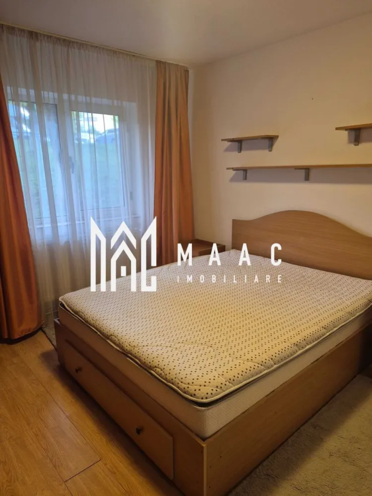 Apartament 2 camere I Decomandat I Vasile Aaron - MAAC Imobiliare oferă spre închiriere un apartament cu 2 camere decomandate, situat la parter, în cartierul Vasile Aaron din Sibiu, într-o zonă liniștită și bine conectată.

 Detalii apartament
Compartimentare decomandată: living, bucătărie separată, hol, dormitor și baie
Complet mobilat și utilat
Centrală termică proprie
Parter

 Avantaje
Zonă liniștită
Parcare publică generoasă în apropiere
Acces rapid la mijloace de transport în comun
Aproape de supermarketuri, bănci, piață și alte puncte de interes

 Alte informații
Se percepe garanție în cuantumul unei luni de chirie
📞 Pentru mai multe detalii și programarea unei vizionări, menționați telefonic ID-ul anunțului: CP3096330