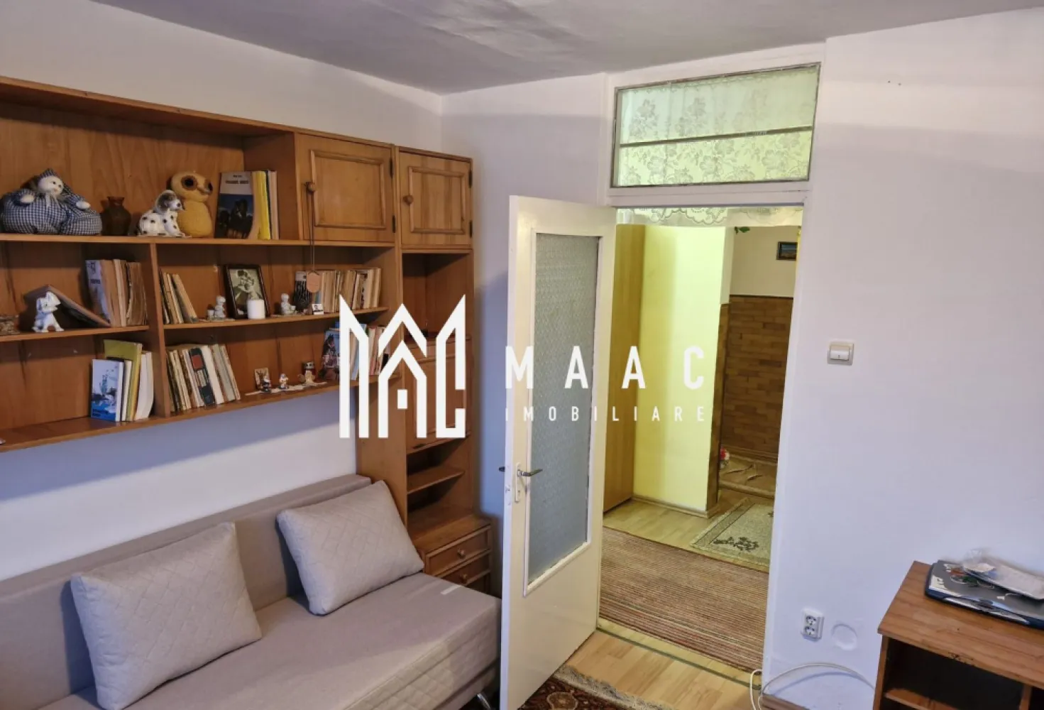 Apartament 3 Camere I Decomandat I Zona Turnisor - Se oferă spre închiriere un apartament cu 3 camere decomandat, având o suprafață de 73mp, situat la etajul 4 al unui imobil din zona Turnisor, una dintre cele mai apreciate și accesibile zone ale orașului. Locuința este complet mobilată și utilată, fiind pregătită pentru mutare imediată. Caracteristici principale: Suprafață: 73 mp Compartimentare: 3 camere decomandat Etaj: 4 Balcon Complet mobilat și utilat Disponibil imediat Zonă: Soseaua Alba Iulia Detalii interioare: Living luminos, mobilat Dormitorespațios Bucătărie complet utilată (electrocasnice incluse) Baie în stare foarte bună Balcon ideal pentru relaxare Hol cu spații pentru depozitare Avantaje: Localizare excelentă, aproape de transport public, magazine, farmacii, zone comerciale Apartament întreținut, gata pentru mutare fără investiții Pentru informati si vizionari: ID: CP2861556 }}