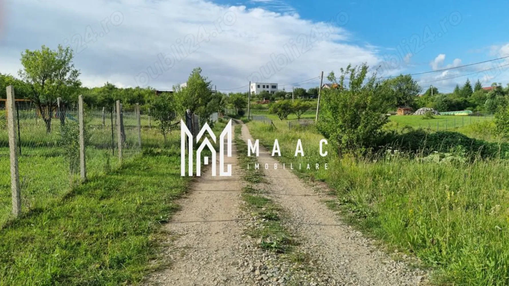 Teren intravilan de vânzare Daia Nouă | 1000 mp | Ideal pentru construcție - MAAC Imobiliare vă propune spre vânzare un teren intravilan situat în Daia Nouă, într-o zonă liniștită, ideală pentru construcția unei locuințe familiale sau investiție pe termen lung.

Terenul are o suprafață de 1000 mp și beneficiază de o deschidere de aproximativ 12 metri liniari. Forma terenului este dreaptă în proporție de aproximativ 90%, oferind posibilități foarte bune pentru amplasarea unei construcții.

Utilități:

curent electric la aproximativ 20 m, peste drum
apă și canalizare pe strada alăturată
gazul nu este disponibil momentan în zonă

Acces facil și poziționare într-o zonă în continuă dezvoltare.

Pentru mai multe detalii precizati telefonic ca ati vazut anuntul cu ID: CP3096635