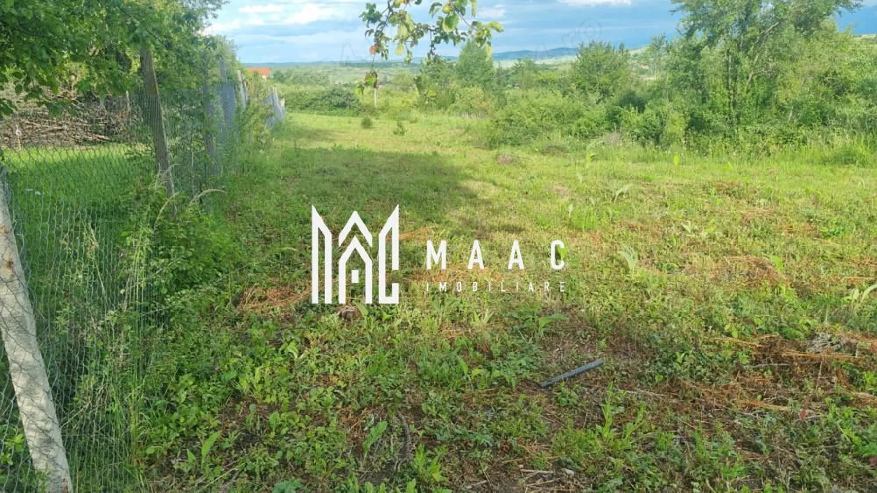 Teren intravilan de vânzare Daia Nouă | 1000 mp | Ideal pentru construcție - MAAC Imobiliare vă propune spre vânzare un teren intravilan situat în Daia Nouă, într-o zonă liniștită, ideală pentru construcția unei locuințe familiale sau investiție pe termen lung.

Terenul are o suprafață de 1000 mp și beneficiază de o deschidere de aproximativ 12 metri liniari. Forma terenului este dreaptă în proporție de aproximativ 90%, oferind posibilități foarte bune pentru amplasarea unei construcții.

Utilități:

curent electric la aproximativ 20 m, peste drum
apă și canalizare pe strada alăturată
gazul nu este disponibil momentan în zonă

Acces facil și poziționare într-o zonă în continuă dezvoltare.

Pentru mai multe detalii precizati telefonic ca ati vazut anuntul cu ID: CP3096635