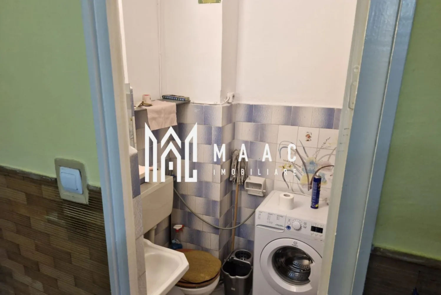 Apartament 3 Camere I Decomandat I Zona Turnisor - Se oferă spre închiriere un apartament cu 3 camere decomandat, având o suprafață de 73mp, situat la etajul 4 al unui imobil din zona Turnisor, una dintre cele mai apreciate și accesibile zone ale orașului. Locuința este complet mobilată și utilată, fiind pregătită pentru mutare imediată. Caracteristici principale: Suprafață: 73 mp Compartimentare: 3 camere decomandat Etaj: 4 Balcon Complet mobilat și utilat Disponibil imediat Zonă: Soseaua Alba Iulia Detalii interioare: Living luminos, mobilat Dormitorespațios Bucătărie complet utilată (electrocasnice incluse) Baie în stare foarte bună Balcon ideal pentru relaxare Hol cu spații pentru depozitare Avantaje: Localizare excelentă, aproape de transport public, magazine, farmacii, zone comerciale Apartament întreținut, gata pentru mutare fără investiții Pentru informati si vizionari: ID: CP2861556 }}