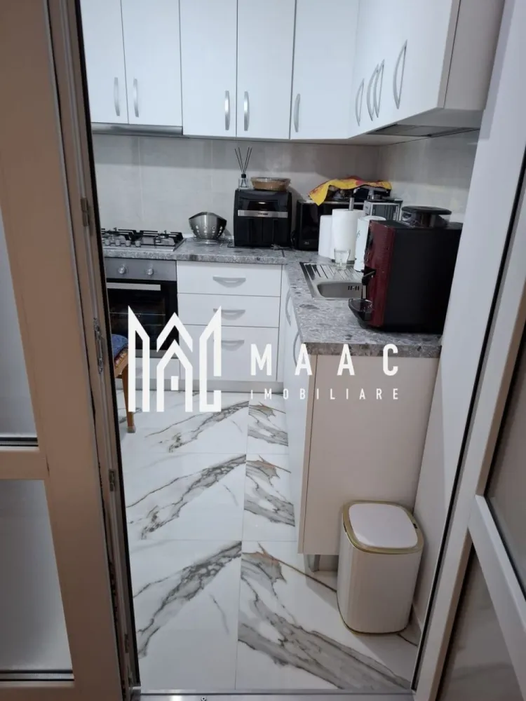 Apartament modern 3 camere de vânzare | 68 mp | Parcare inclusă - MAAC Imobiliare vă propune spre vânzare un apartament modern cu 3 camere, decomandat, situat la etajul 2 din 2 al unui imobil construit în anul 2021.

Apartamentul are o suprafață utilă de 68 mp și se vinde complet mobilat și utilat, exact cum se prezintă în fotografii, fiind pregătit pentru mutare imediată.

Compartimentarea este practică și bine gândită:

2 dormitoare
living generos
bucătărie separată (inițial open-space, ulterior închisă)
baie
fostul grup sanitar de serviciu transformat în cămară/depozitare, cu instalațiile păstrate intacte

Dotări și beneficii:

încălzire în pardoseală
centrală termică Bosch
aer condiționat
loc de parcare inclus
ferestre Velux în baie și bucătărie, cu deschidere electrică prin telecomandă
senzori de ploaie pentru închiderea automată a ferestrelor
apartament luminos și eficient compartimentat

Imobilul este ideal atât pentru locuit, cât și pentru investiție, fiind situat într-o zonă liniștită și în continuă dezvoltare.

Pentru mai multe detalii precizati telefonic ca ati vazut anuntul cu ID: CP3097318