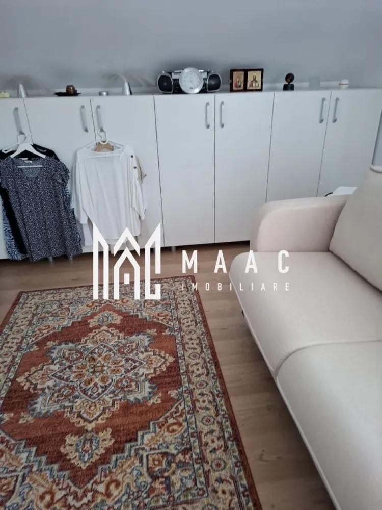 Apartament modern 3 camere de vânzare | 68 mp | Parcare inclusă - MAAC Imobiliare vă propune spre vânzare un apartament modern cu 3 camere, decomandat, situat la etajul 2 din 2 al unui imobil construit în anul 2021.

Apartamentul are o suprafață utilă de 68 mp și se vinde complet mobilat și utilat, exact cum se prezintă în fotografii, fiind pregătit pentru mutare imediată.

Compartimentarea este practică și bine gândită:

2 dormitoare
living generos
bucătărie separată (inițial open-space, ulterior închisă)
baie
fostul grup sanitar de serviciu transformat în cămară/depozitare, cu instalațiile păstrate intacte

Dotări și beneficii:

încălzire în pardoseală
centrală termică Bosch
aer condiționat
loc de parcare inclus
ferestre Velux în baie și bucătărie, cu deschidere electrică prin telecomandă
senzori de ploaie pentru închiderea automată a ferestrelor
apartament luminos și eficient compartimentat

Imobilul este ideal atât pentru locuit, cât și pentru investiție, fiind situat într-o zonă liniștită și în continuă dezvoltare.

Pentru mai multe detalii precizati telefonic ca ati vazut anuntul cu ID: CP3097318
