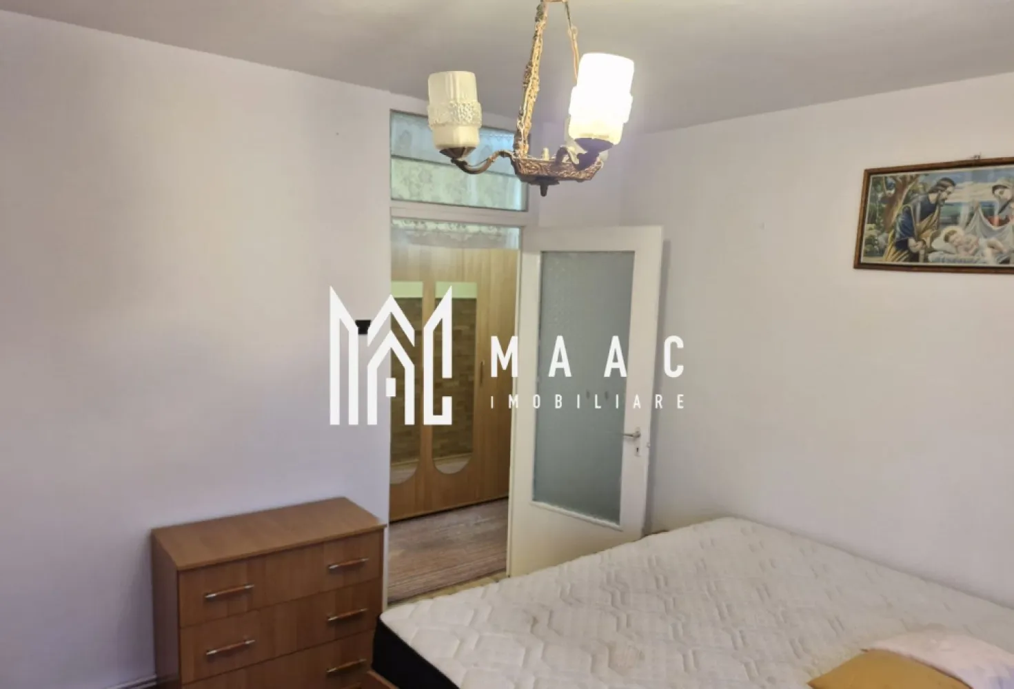Apartament 3 Camere I Decomandat I Zona Turnisor - Se oferă spre închiriere un apartament cu 3 camere decomandat, având o suprafață de 73mp, situat la etajul 4 al unui imobil din zona Turnisor, una dintre cele mai apreciate și accesibile zone ale orașului. Locuința este complet mobilată și utilată, fiind pregătită pentru mutare imediată. Caracteristici principale: Suprafață: 73 mp Compartimentare: 3 camere decomandat Etaj: 4 Balcon Complet mobilat și utilat Disponibil imediat Zonă: Soseaua Alba Iulia Detalii interioare: Living luminos, mobilat Dormitorespațios Bucătărie complet utilată (electrocasnice incluse) Baie în stare foarte bună Balcon ideal pentru relaxare Hol cu spații pentru depozitare Avantaje: Localizare excelentă, aproape de transport public, magazine, farmacii, zone comerciale Apartament întreținut, gata pentru mutare fără investiții Pentru informati si vizionari: ID: CP2861556 }}