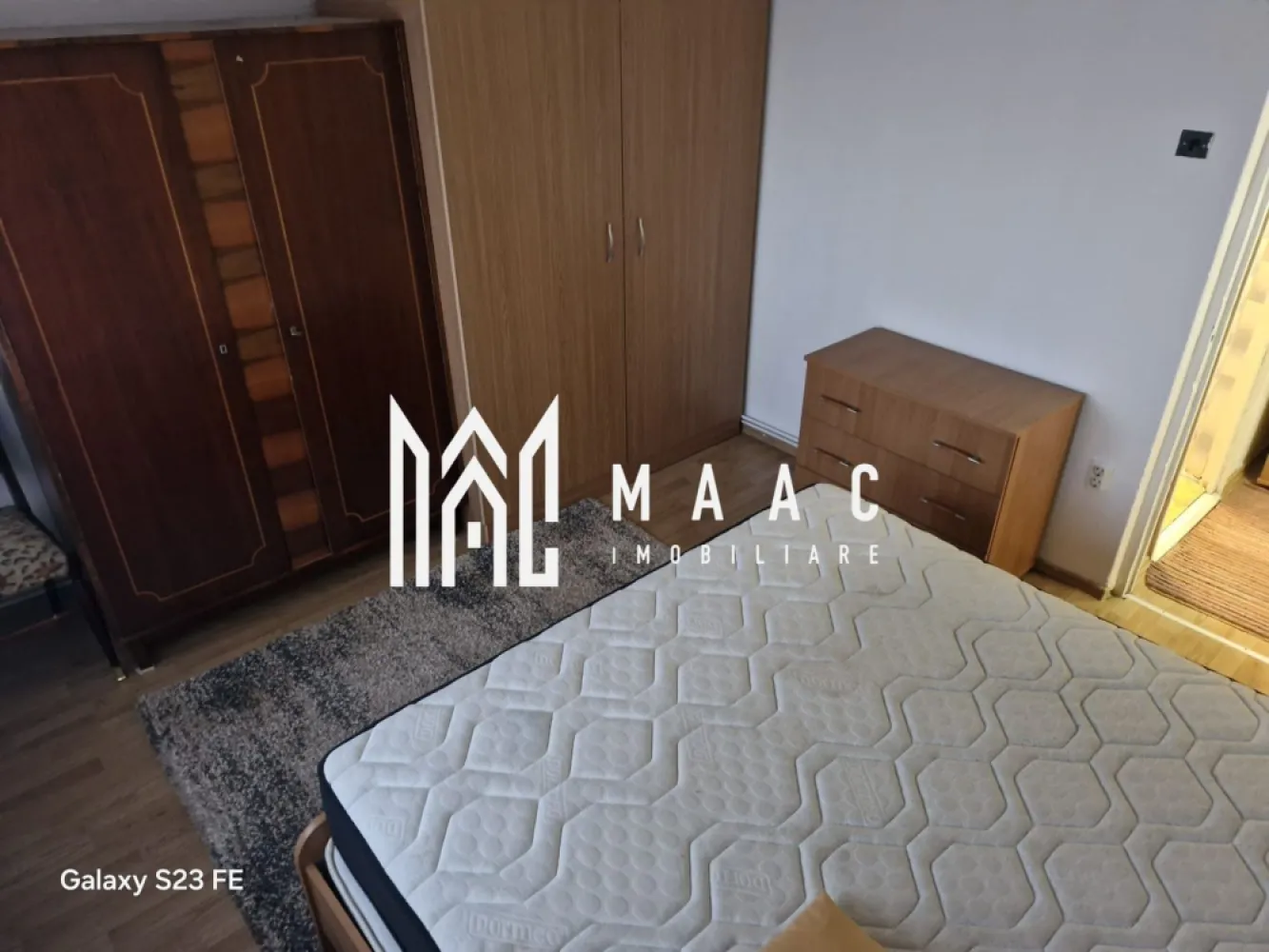 Apartament 3 Camere I Decomandat I Zona Turnisor - Se oferă spre închiriere un apartament cu 3 camere decomandat, având o suprafață de 73mp, situat la etajul 4 al unui imobil din zona Turnisor, una dintre cele mai apreciate și accesibile zone ale orașului. Locuința este complet mobilată și utilată, fiind pregătită pentru mutare imediată. Caracteristici principale: Suprafață: 73 mp Compartimentare: 3 camere decomandat Etaj: 4 Balcon Complet mobilat și utilat Disponibil imediat Zonă: Soseaua Alba Iulia Detalii interioare: Living luminos, mobilat Dormitorespațios Bucătărie complet utilată (electrocasnice incluse) Baie în stare foarte bună Balcon ideal pentru relaxare Hol cu spații pentru depozitare Avantaje: Localizare excelentă, aproape de transport public, magazine, farmacii, zone comerciale Apartament întreținut, gata pentru mutare fără investiții Pentru informati si vizionari: ID: CP2861556 }}