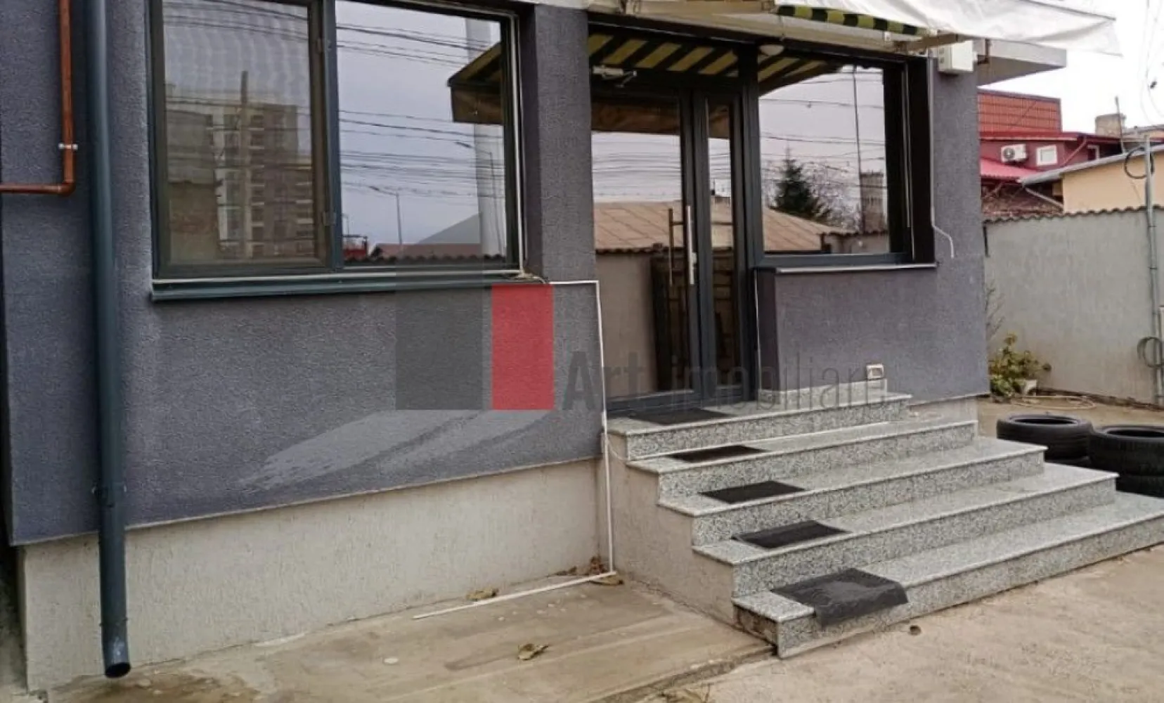 Spatiu comercial de inchiriat (+Horeca) in zona Giulesti - Spatiu Comercial de Inchiriat | 50 mp Utili + Curte | Calea Giulesti (La Bulevard)

Va prezentam spre inchiriere un spatiu comercial versatil, situat la parterul unei cladiri noi, direct la bulevard, pe Calea Giulesti. Datorita pozitionarii strategice, a vizibilitatii excelente si a dotarilor tehnice complete, acest spatiu reprezinta oportunitatea ideala pentru dezvoltarea unei afaceri de succes, fie din sfera HoReCa (cafenea, bistro, cofetarie, delivery, patiserie), fie pentru showroom, clinica medicala/stomatologica, magazin de proximitate sau birouri.

Avantaje si Dotari Tehnice:
Suprafata utila interior: 50 mp utili, cu o compartimentare flexibila ce permite adaptarea usoara la cerintele specifice ale activitatii dumneavoastra.

Curte proprie terasata: Aproximativ 30-50 mp pozitionati in fata sau lateral, spatiu ideal pentru amenajarea unei terase exterioare cochete, cu masute pentru clienti, oferind un plus de atractivitate pe timp de vara.

Vizibilitate maxima si Branding: Fiind situat direct la bulevard, spatiul beneficiaza de un flux pietonal si auto continuu. Exista posibilitatea aprobata pentru montarea unui banner publicitar de mari dimensiuni sau a unei reclame luminoase pe gard, asigurand o expunere vizuala excelenta.

Infrastructura completa pentru HoReCa: Spatiul este dotat cu curent trifazic (utilajele profesionale pot functiona fara probleme), gaz, apa curenta si canalizare. De asemenea, exista posibilitatea tehnica imediata pentru montarea unui burlan de evacuare si a hotei profesionale, un avantaj rar intalnit la spatiile noi.

Locatie si Potential de Dezvoltare:
Pol de dezvoltare imobiliara: Calea Giulesti este o zona intr-o expansiune accelerata. In imediata apropiere se afla numeroase complexe rezidentiale noi, deja finalizate si locuite, precum si alte proiecte majore in faza de constructie. Acest lucru garanteaza o comunitate locala mare si un bazin constant de clienti chiar in vecinatate.

Puncte de interes: Spatiul se afla in imediata apropiere a supermarketului Lidl, punct care genereaza un trafic auto si pietonal intens in fiecare zi.

Accesibilitate excelenta: Statia de autobuz se afla la doar 2-4 minute de mers pe jos, facilitand accesul rapid atat pentru clienti, cat si pentru angajati.

Pret: Avantajos pentru potentialul comercial oferit (detalii specifice se discuta prin datele de contact ale anuntului).

Proprietatea este libera si pregatita pentru a gazdui urmatorul dumneavoastra proiect de business. Pentru mai multe detalii, informatii suplimentare si programari la vizionare, va asteptam cu un telefon sau cu un mesaj pe WhatsApp prin intermediul butoanelor de contact ale portalului.