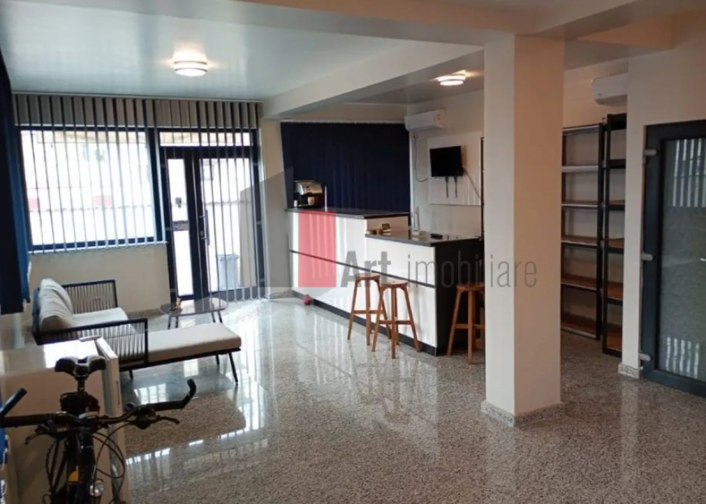Spatiu comercial de inchiriat (+Horeca) in zona Giulesti - Spatiu Comercial de Inchiriat | 50 mp Utili + Curte | Calea Giulesti (La Bulevard)

Va prezentam spre inchiriere un spatiu comercial versatil, situat la parterul unei cladiri noi, direct la bulevard, pe Calea Giulesti. Datorita pozitionarii strategice, a vizibilitatii excelente si a dotarilor tehnice complete, acest spatiu reprezinta oportunitatea ideala pentru dezvoltarea unei afaceri de succes, fie din sfera HoReCa (cafenea, bistro, cofetarie, delivery, patiserie), fie pentru showroom, clinica medicala/stomatologica, magazin de proximitate sau birouri.

Avantaje si Dotari Tehnice:
Suprafata utila interior: 50 mp utili, cu o compartimentare flexibila ce permite adaptarea usoara la cerintele specifice ale activitatii dumneavoastra.

Curte proprie terasata: Aproximativ 30-50 mp pozitionati in fata sau lateral, spatiu ideal pentru amenajarea unei terase exterioare cochete, cu masute pentru clienti, oferind un plus de atractivitate pe timp de vara.

Vizibilitate maxima si Branding: Fiind situat direct la bulevard, spatiul beneficiaza de un flux pietonal si auto continuu. Exista posibilitatea aprobata pentru montarea unui banner publicitar de mari dimensiuni sau a unei reclame luminoase pe gard, asigurand o expunere vizuala excelenta.

Infrastructura completa pentru HoReCa: Spatiul este dotat cu curent trifazic (utilajele profesionale pot functiona fara probleme), gaz, apa curenta si canalizare. De asemenea, exista posibilitatea tehnica imediata pentru montarea unui burlan de evacuare si a hotei profesionale, un avantaj rar intalnit la spatiile noi.

Locatie si Potential de Dezvoltare:
Pol de dezvoltare imobiliara: Calea Giulesti este o zona intr-o expansiune accelerata. In imediata apropiere se afla numeroase complexe rezidentiale noi, deja finalizate si locuite, precum si alte proiecte majore in faza de constructie. Acest lucru garanteaza o comunitate locala mare si un bazin constant de clienti chiar in vecinatate.

Puncte de interes: Spatiul se afla in imediata apropiere a supermarketului Lidl, punct care genereaza un trafic auto si pietonal intens in fiecare zi.

Accesibilitate excelenta: Statia de autobuz se afla la doar 2-4 minute de mers pe jos, facilitand accesul rapid atat pentru clienti, cat si pentru angajati.

Pret: Avantajos pentru potentialul comercial oferit (detalii specifice se discuta prin datele de contact ale anuntului).

Proprietatea este libera si pregatita pentru a gazdui urmatorul dumneavoastra proiect de business. Pentru mai multe detalii, informatii suplimentare si programari la vizionare, va asteptam cu un telefon sau cu un mesaj pe WhatsApp prin intermediul butoanelor de contact ale portalului.