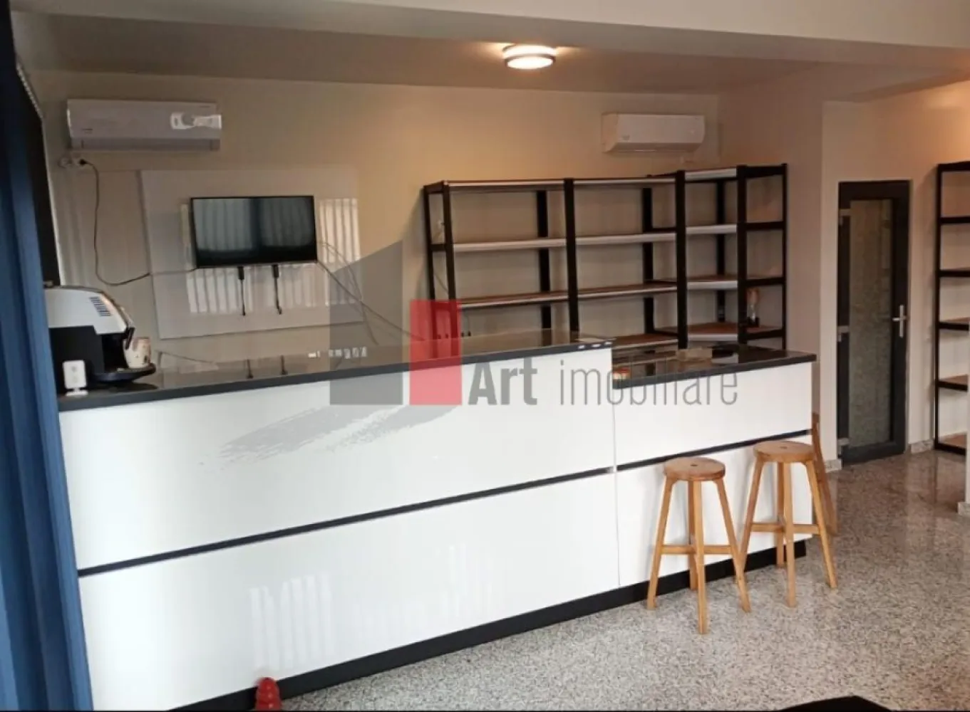 Spatiu comercial de inchiriat (+Horeca) in zona Giulesti - Spatiu Comercial de Inchiriat | 50 mp Utili + Curte | Calea Giulesti (La Bulevard)

Va prezentam spre inchiriere un spatiu comercial versatil, situat la parterul unei cladiri noi, direct la bulevard, pe Calea Giulesti. Datorita pozitionarii strategice, a vizibilitatii excelente si a dotarilor tehnice complete, acest spatiu reprezinta oportunitatea ideala pentru dezvoltarea unei afaceri de succes, fie din sfera HoReCa (cafenea, bistro, cofetarie, delivery, patiserie), fie pentru showroom, clinica medicala/stomatologica, magazin de proximitate sau birouri.

Avantaje si Dotari Tehnice:
Suprafata utila interior: 50 mp utili, cu o compartimentare flexibila ce permite adaptarea usoara la cerintele specifice ale activitatii dumneavoastra.

Curte proprie terasata: Aproximativ 30-50 mp pozitionati in fata sau lateral, spatiu ideal pentru amenajarea unei terase exterioare cochete, cu masute pentru clienti, oferind un plus de atractivitate pe timp de vara.

Vizibilitate maxima si Branding: Fiind situat direct la bulevard, spatiul beneficiaza de un flux pietonal si auto continuu. Exista posibilitatea aprobata pentru montarea unui banner publicitar de mari dimensiuni sau a unei reclame luminoase pe gard, asigurand o expunere vizuala excelenta.

Infrastructura completa pentru HoReCa: Spatiul este dotat cu curent trifazic (utilajele profesionale pot functiona fara probleme), gaz, apa curenta si canalizare. De asemenea, exista posibilitatea tehnica imediata pentru montarea unui burlan de evacuare si a hotei profesionale, un avantaj rar intalnit la spatiile noi.

Locatie si Potential de Dezvoltare:
Pol de dezvoltare imobiliara: Calea Giulesti este o zona intr-o expansiune accelerata. In imediata apropiere se afla numeroase complexe rezidentiale noi, deja finalizate si locuite, precum si alte proiecte majore in faza de constructie. Acest lucru garanteaza o comunitate locala mare si un bazin constant de clienti chiar in vecinatate.

Puncte de interes: Spatiul se afla in imediata apropiere a supermarketului Lidl, punct care genereaza un trafic auto si pietonal intens in fiecare zi.

Accesibilitate excelenta: Statia de autobuz se afla la doar 2-4 minute de mers pe jos, facilitand accesul rapid atat pentru clienti, cat si pentru angajati.

Pret: Avantajos pentru potentialul comercial oferit (detalii specifice se discuta prin datele de contact ale anuntului).

Proprietatea este libera si pregatita pentru a gazdui urmatorul dumneavoastra proiect de business. Pentru mai multe detalii, informatii suplimentare si programari la vizionare, va asteptam cu un telefon sau cu un mesaj pe WhatsApp prin intermediul butoanelor de contact ale portalului.