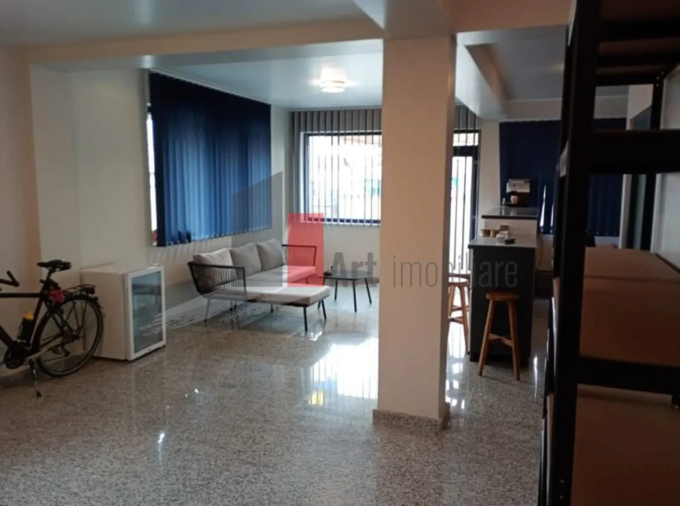 Spatiu comercial de inchiriat (+Horeca) in zona Giulesti - Spatiu Comercial de Inchiriat | 50 mp Utili + Curte | Calea Giulesti (La Bulevard)

Va prezentam spre inchiriere un spatiu comercial versatil, situat la parterul unei cladiri noi, direct la bulevard, pe Calea Giulesti. Datorita pozitionarii strategice, a vizibilitatii excelente si a dotarilor tehnice complete, acest spatiu reprezinta oportunitatea ideala pentru dezvoltarea unei afaceri de succes, fie din sfera HoReCa (cafenea, bistro, cofetarie, delivery, patiserie), fie pentru showroom, clinica medicala/stomatologica, magazin de proximitate sau birouri.

Avantaje si Dotari Tehnice:
Suprafata utila interior: 50 mp utili, cu o compartimentare flexibila ce permite adaptarea usoara la cerintele specifice ale activitatii dumneavoastra.

Curte proprie terasata: Aproximativ 30-50 mp pozitionati in fata sau lateral, spatiu ideal pentru amenajarea unei terase exterioare cochete, cu masute pentru clienti, oferind un plus de atractivitate pe timp de vara.

Vizibilitate maxima si Branding: Fiind situat direct la bulevard, spatiul beneficiaza de un flux pietonal si auto continuu. Exista posibilitatea aprobata pentru montarea unui banner publicitar de mari dimensiuni sau a unei reclame luminoase pe gard, asigurand o expunere vizuala excelenta.

Infrastructura completa pentru HoReCa: Spatiul este dotat cu curent trifazic (utilajele profesionale pot functiona fara probleme), gaz, apa curenta si canalizare. De asemenea, exista posibilitatea tehnica imediata pentru montarea unui burlan de evacuare si a hotei profesionale, un avantaj rar intalnit la spatiile noi.

Locatie si Potential de Dezvoltare:
Pol de dezvoltare imobiliara: Calea Giulesti este o zona intr-o expansiune accelerata. In imediata apropiere se afla numeroase complexe rezidentiale noi, deja finalizate si locuite, precum si alte proiecte majore in faza de constructie. Acest lucru garanteaza o comunitate locala mare si un bazin constant de clienti chiar in vecinatate.

Puncte de interes: Spatiul se afla in imediata apropiere a supermarketului Lidl, punct care genereaza un trafic auto si pietonal intens in fiecare zi.

Accesibilitate excelenta: Statia de autobuz se afla la doar 2-4 minute de mers pe jos, facilitand accesul rapid atat pentru clienti, cat si pentru angajati.

Pret: Avantajos pentru potentialul comercial oferit (detalii specifice se discuta prin datele de contact ale anuntului).

Proprietatea este libera si pregatita pentru a gazdui urmatorul dumneavoastra proiect de business. Pentru mai multe detalii, informatii suplimentare si programari la vizionare, va asteptam cu un telefon sau cu un mesaj pe WhatsApp prin intermediul butoanelor de contact ale portalului.