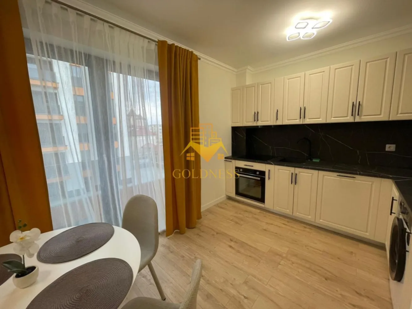 2 Camere Openspace, Lux, Intre lacuri, Parcare, FSEGA, Iulius Mall. - GOLDNESS Imobiliare vă propune spre închiriere un apartament cu 2 camere complet mobilat și utilat, la etajul 3 într-un imobil de 5 etaje, în Cartierul Intre lacuri!
Parcare subterana inclusa in pret!
Se află în apropierea stațiilor de transport în comun, magazine, restaurante, spații verzi, farmacii, etc. 

Apartamentul este compartimentat astfel:
 - dormitor cu pat matrimonial, dressing, noptiere
 - living cu bucatarie open space complet utilată și mobilată, canapea extensibilă, loc de servit masa 
 - baie cu dus walk-in, calorifer port prosop și dulap pentru depozitare.
 - balcon 4 mp.

Imobilul este dotat cu toate cele necesare- centrală proprie, frigider, aragaz, hotă, mașină de spălat haine, etc. 

Dacă sunteți interesați de acest apartament și doriți să îl vizionați, dar și pentru alte oferte nu ezitați să ne contactați telefonic sau prin e-mail. Vă stăm la dispoziție!
Pentru intermediere se percepe un comision de 50% din prețul chiriei!