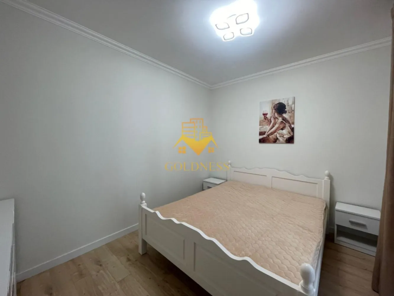 2 Camere Openspace, Lux, Intre lacuri, Parcare, FSEGA, Iulius Mall. - GOLDNESS Imobiliare vă propune spre închiriere un apartament cu 2 camere complet mobilat și utilat, la etajul 3 într-un imobil de 5 etaje, în Cartierul Intre lacuri!
Parcare subterana inclusa in pret!
Se află în apropierea stațiilor de transport în comun, magazine, restaurante, spații verzi, farmacii, etc. 

Apartamentul este compartimentat astfel:
 - dormitor cu pat matrimonial, dressing, noptiere
 - living cu bucatarie open space complet utilată și mobilată, canapea extensibilă, loc de servit masa 
 - baie cu dus walk-in, calorifer port prosop și dulap pentru depozitare.
 - balcon 4 mp.

Imobilul este dotat cu toate cele necesare- centrală proprie, frigider, aragaz, hotă, mașină de spălat haine, etc. 

Dacă sunteți interesați de acest apartament și doriți să îl vizionați, dar și pentru alte oferte nu ezitați să ne contactați telefonic sau prin e-mail. Vă stăm la dispoziție!
Pentru intermediere se percepe un comision de 50% din prețul chiriei!