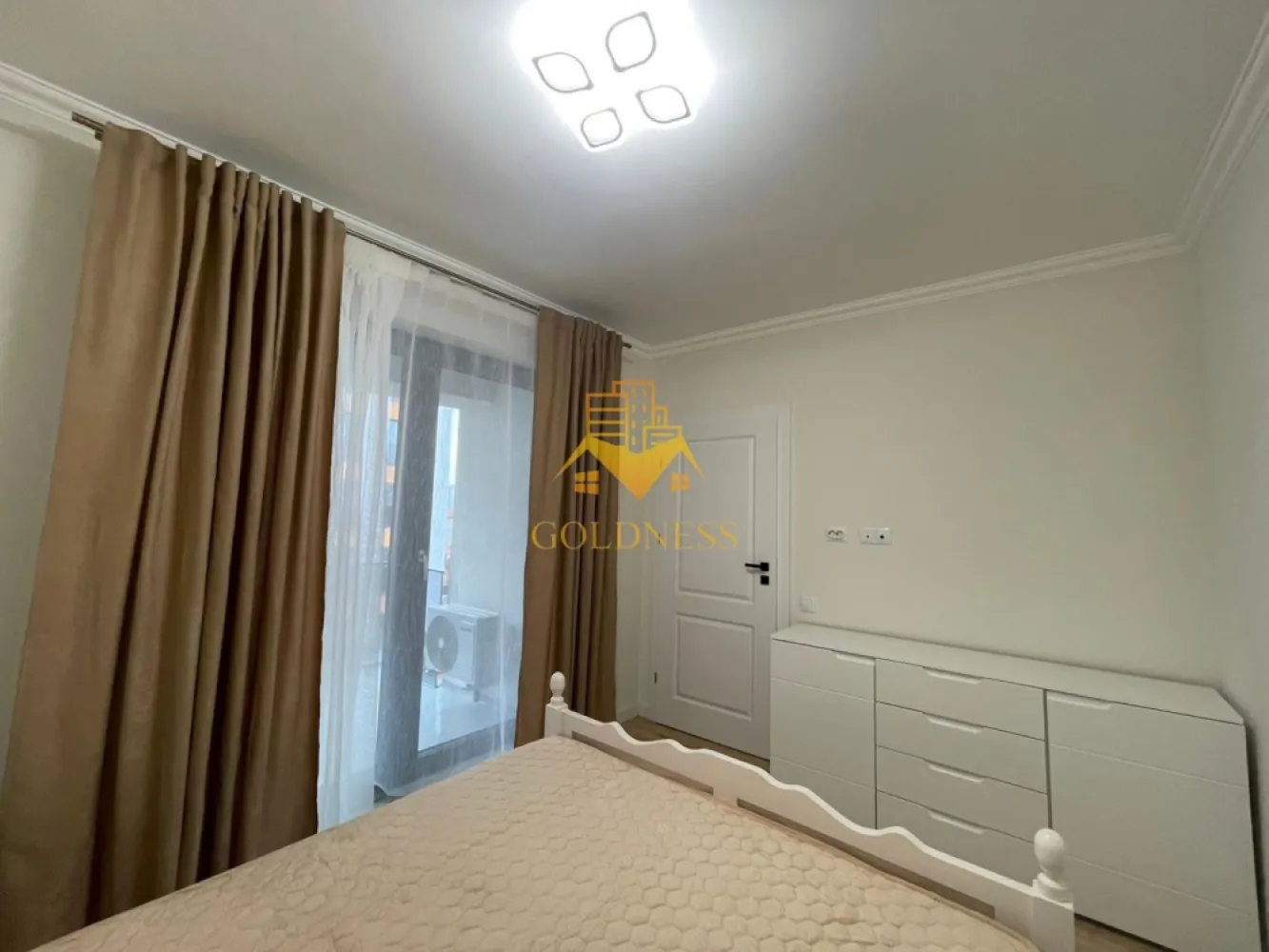 2 Camere Openspace, Lux, Intre lacuri, Parcare, FSEGA, Iulius Mall. - GOLDNESS Imobiliare vă propune spre închiriere un apartament cu 2 camere complet mobilat și utilat, la etajul 3 într-un imobil de 5 etaje, în Cartierul Intre lacuri!
Parcare subterana inclusa in pret!
Se află în apropierea stațiilor de transport în comun, magazine, restaurante, spații verzi, farmacii, etc. 

Apartamentul este compartimentat astfel:
 - dormitor cu pat matrimonial, dressing, noptiere
 - living cu bucatarie open space complet utilată și mobilată, canapea extensibilă, loc de servit masa 
 - baie cu dus walk-in, calorifer port prosop și dulap pentru depozitare.
 - balcon 4 mp.

Imobilul este dotat cu toate cele necesare- centrală proprie, frigider, aragaz, hotă, mașină de spălat haine, etc. 

Dacă sunteți interesați de acest apartament și doriți să îl vizionați, dar și pentru alte oferte nu ezitați să ne contactați telefonic sau prin e-mail. Vă stăm la dispoziție!
Pentru intermediere se percepe un comision de 50% din prețul chiriei!