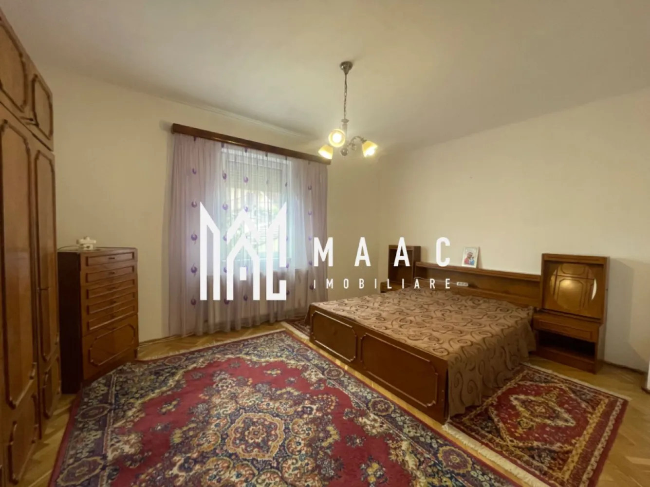 Casa 4 camere I Acces auto I Resita - MAAC Imobiliare vă propune spre închiriere o casa spațioasa, situata intr-o zona linistita in cartierul Resita.
Casa este decomandata, are o suprafață utilă de aproximativ 110 mp, pe doua niveluri.

Primul nivel are 3 camere, hol generos si baie.
La demisol -bucatarie, camera, hol, pivnita si camara.

Proprietatea dispune de curte individuala, cu loc de parcare si spatiu de relaxare.

Se percepe o garantie in cuantumul unei chirii lunare.

Disponibila imediat.

Pentru mai multe detalii sau programarea unei vizionări, nu ezitați să ne contactați specificand ID: CP3089720