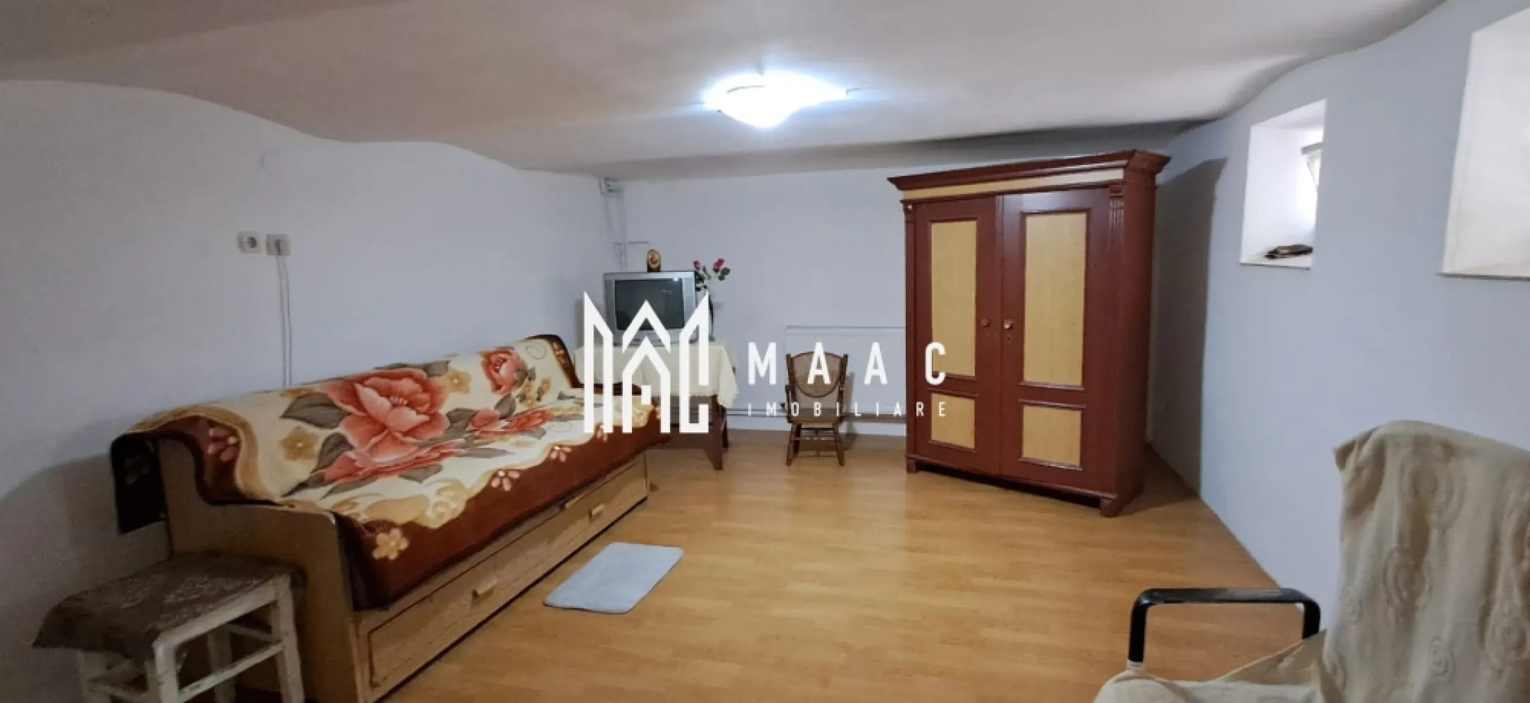 Casa 4 camere I Acces auto I Resita - MAAC Imobiliare vă propune spre închiriere o casa spațioasa, situata intr-o zona linistita in cartierul Resita.
Casa este decomandata, are o suprafață utilă de aproximativ 110 mp, pe doua niveluri.

Primul nivel are 3 camere, hol generos si baie.
La demisol -bucatarie, camera, hol, pivnita si camara.

Proprietatea dispune de curte individuala, cu loc de parcare si spatiu de relaxare.

Se percepe o garantie in cuantumul unei chirii lunare.

Disponibila imediat.

Pentru mai multe detalii sau programarea unei vizionări, nu ezitați să ne contactați specificand ID: CP3089720