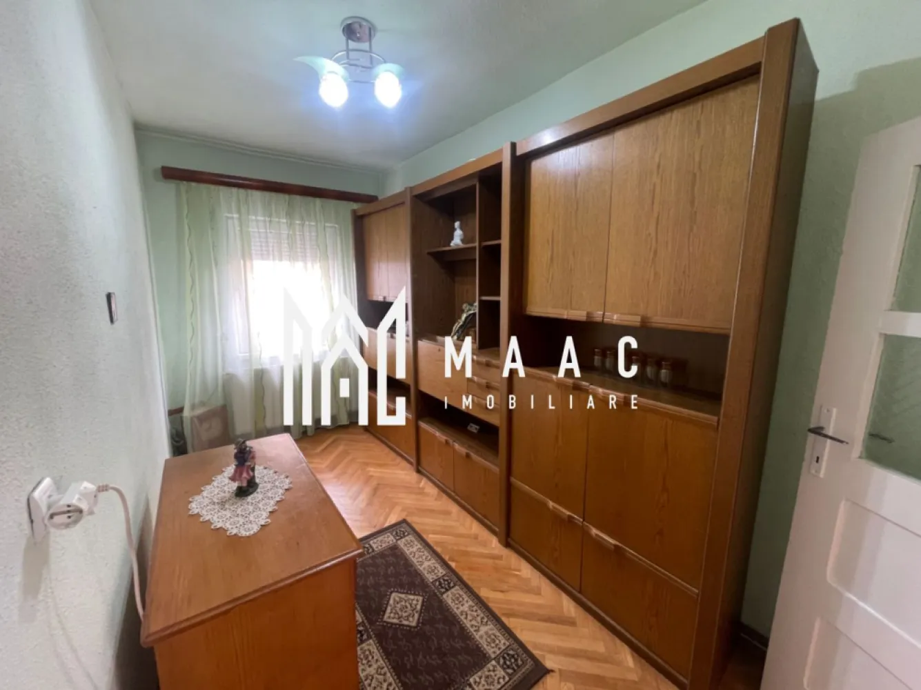 Casa 4 camere I Acces auto I Resita - MAAC Imobiliare vă propune spre închiriere o casa spațioasa, situata intr-o zona linistita in cartierul Resita.
Casa este decomandata, are o suprafață utilă de aproximativ 110 mp, pe doua niveluri.

Primul nivel are 3 camere, hol generos si baie.
La demisol -bucatarie, camera, hol, pivnita si camara.

Proprietatea dispune de curte individuala, cu loc de parcare si spatiu de relaxare.

Se percepe o garantie in cuantumul unei chirii lunare.

Disponibila imediat.

Pentru mai multe detalii sau programarea unei vizionări, nu ezitați să ne contactați specificand ID: CP3089720