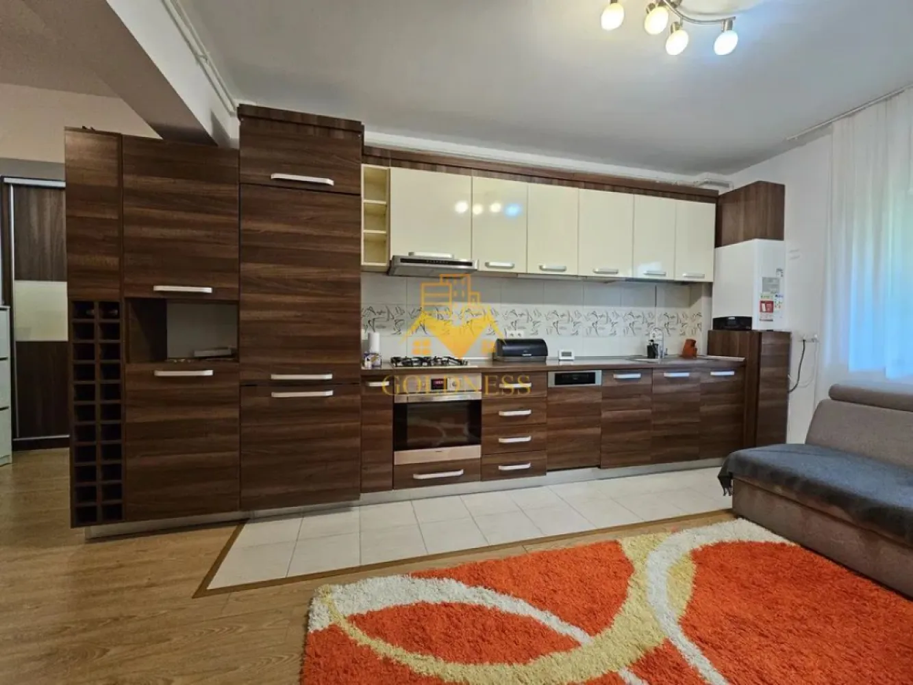 3 Camere, Manastur, Parcare Privata, Edgar Quinet, Terasa 12 mp - GOLDNESS Imobiliare vă propune spre închiriere un apartament modern, complet mobilat și utilat, ideal pentru o familie sau un cuplu care caută confort, liniște și acces rapid către centrul orașului. Apartamentul este situat într-un bloc construit în 2013, la etajul 4 din 5, cu lift, pe strada Edgar Quinet din cartierul Mănăștur.

Disponibil imediat! 
La prima inchiriere!

Detalii despre proprietate:
 * Suprafață utilă: 60 mp + terasă deschisă de 12 mp cu vedere spre pădure.
 * Loc de parcare (pentru parcare se percep 30 euro in plus).
 * Compartimentare: 2 dormitoare, living cu bucătărie open-space, baie, hol.
 * Bucătărie complet echipată: frigider, cuptor, plită pe gaz, hotă, mașină de spălat vase.
 * Baie modernă: cabină de duș și mașină de spălat rufe.
 * Centrală termică nouă (2024), termostat ambiental.
 * Mobilier modern, dulapuri generoase.
 * Încălzire prin calorifere, geamuri termopan, izolație eficientă.
 * Internet prin fibră optică disponibil.
Avantaje locație:
 * Zonă verde și liniștită.
 * Stația de autobuz chiar în fața blocului.
 * Peste drum: Mega Image, Profi, farmacie, magazin cu specific italian.
 * Aproape de grădinițe, școli, parcuri și pădure.
Dacă sunteți interesați de acest apartament și doriți să îl vizionați, dar și pentru alte oferte nu ezitați să ne contactați telefonic sau prin e-mail.

Vă stăm la dispoziție! Pentru intermediere se percepe un comision de 50% din prețul chiriei!