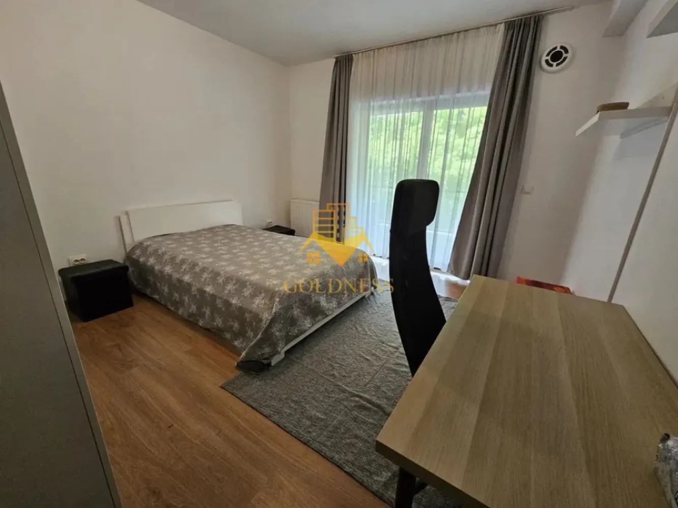 3 Camere, Manastur, Parcare Privata, Edgar Quinet, Terasa 12 mp - GOLDNESS Imobiliare vă propune spre închiriere un apartament modern, complet mobilat și utilat, ideal pentru o familie sau un cuplu care caută confort, liniște și acces rapid către centrul orașului. Apartamentul este situat într-un bloc construit în 2013, la etajul 4 din 5, cu lift, pe strada Edgar Quinet din cartierul Mănăștur.

Disponibil imediat! 
La prima inchiriere!

Detalii despre proprietate:
 * Suprafață utilă: 60 mp + terasă deschisă de 12 mp cu vedere spre pădure.
 * Loc de parcare (pentru parcare se percep 30 euro in plus).
 * Compartimentare: 2 dormitoare, living cu bucătărie open-space, baie, hol.
 * Bucătărie complet echipată: frigider, cuptor, plită pe gaz, hotă, mașină de spălat vase.
 * Baie modernă: cabină de duș și mașină de spălat rufe.
 * Centrală termică nouă (2024), termostat ambiental.
 * Mobilier modern, dulapuri generoase.
 * Încălzire prin calorifere, geamuri termopan, izolație eficientă.
 * Internet prin fibră optică disponibil.
Avantaje locație:
 * Zonă verde și liniștită.
 * Stația de autobuz chiar în fața blocului.
 * Peste drum: Mega Image, Profi, farmacie, magazin cu specific italian.
 * Aproape de grădinițe, școli, parcuri și pădure.
Dacă sunteți interesați de acest apartament și doriți să îl vizionați, dar și pentru alte oferte nu ezitați să ne contactați telefonic sau prin e-mail.

Vă stăm la dispoziție! Pentru intermediere se percepe un comision de 50% din prețul chiriei!