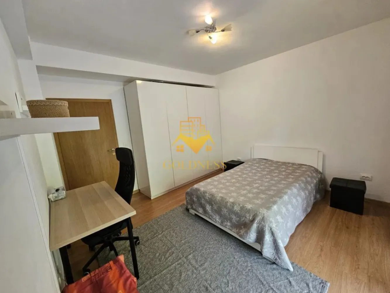 3 Camere, Manastur, Parcare Privata, Edgar Quinet, Terasa 12 mp - GOLDNESS Imobiliare vă propune spre închiriere un apartament modern, complet mobilat și utilat, ideal pentru o familie sau un cuplu care caută confort, liniște și acces rapid către centrul orașului. Apartamentul este situat într-un bloc construit în 2013, la etajul 4 din 5, cu lift, pe strada Edgar Quinet din cartierul Mănăștur.

Disponibil imediat! 
La prima inchiriere!

Detalii despre proprietate:
 * Suprafață utilă: 60 mp + terasă deschisă de 12 mp cu vedere spre pădure.
 * Loc de parcare (pentru parcare se percep 30 euro in plus).
 * Compartimentare: 2 dormitoare, living cu bucătărie open-space, baie, hol.
 * Bucătărie complet echipată: frigider, cuptor, plită pe gaz, hotă, mașină de spălat vase.
 * Baie modernă: cabină de duș și mașină de spălat rufe.
 * Centrală termică nouă (2024), termostat ambiental.
 * Mobilier modern, dulapuri generoase.
 * Încălzire prin calorifere, geamuri termopan, izolație eficientă.
 * Internet prin fibră optică disponibil.
Avantaje locație:
 * Zonă verde și liniștită.
 * Stația de autobuz chiar în fața blocului.
 * Peste drum: Mega Image, Profi, farmacie, magazin cu specific italian.
 * Aproape de grădinițe, școli, parcuri și pădure.
Dacă sunteți interesați de acest apartament și doriți să îl vizionați, dar și pentru alte oferte nu ezitați să ne contactați telefonic sau prin e-mail.

Vă stăm la dispoziție! Pentru intermediere se percepe un comision de 50% din prețul chiriei!