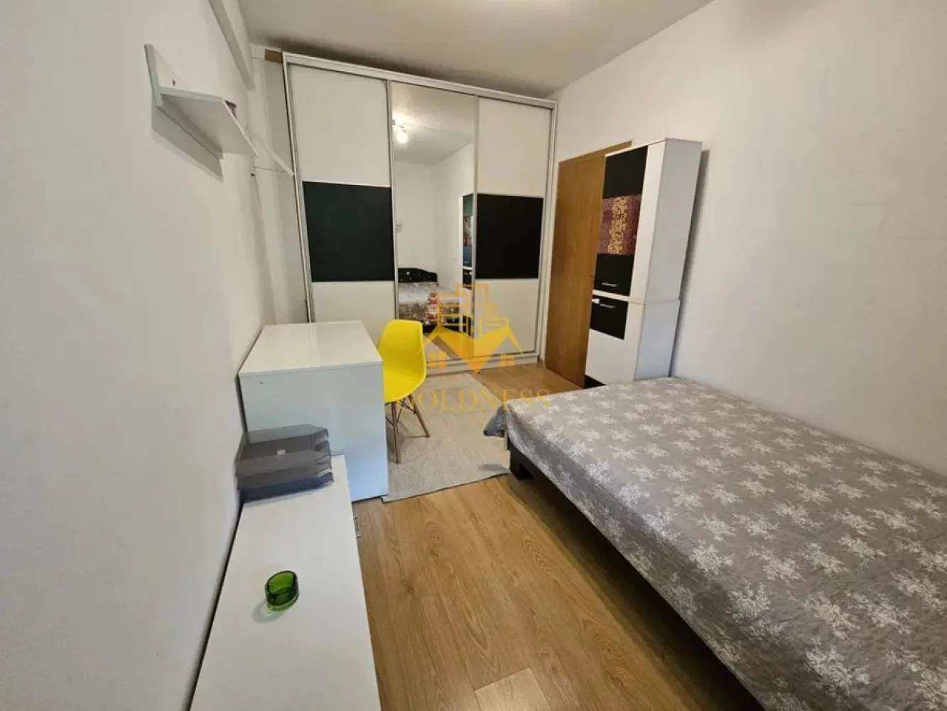 3 Camere, Manastur, Parcare Privata, Edgar Quinet, Terasa 12 mp - GOLDNESS Imobiliare vă propune spre închiriere un apartament modern, complet mobilat și utilat, ideal pentru o familie sau un cuplu care caută confort, liniște și acces rapid către centrul orașului. Apartamentul este situat într-un bloc construit în 2013, la etajul 4 din 5, cu lift, pe strada Edgar Quinet din cartierul Mănăștur.

Disponibil imediat! 
La prima inchiriere!

Detalii despre proprietate:
 * Suprafață utilă: 60 mp + terasă deschisă de 12 mp cu vedere spre pădure.
 * Loc de parcare (pentru parcare se percep 30 euro in plus).
 * Compartimentare: 2 dormitoare, living cu bucătărie open-space, baie, hol.
 * Bucătărie complet echipată: frigider, cuptor, plită pe gaz, hotă, mașină de spălat vase.
 * Baie modernă: cabină de duș și mașină de spălat rufe.
 * Centrală termică nouă (2024), termostat ambiental.
 * Mobilier modern, dulapuri generoase.
 * Încălzire prin calorifere, geamuri termopan, izolație eficientă.
 * Internet prin fibră optică disponibil.
Avantaje locație:
 * Zonă verde și liniștită.
 * Stația de autobuz chiar în fața blocului.
 * Peste drum: Mega Image, Profi, farmacie, magazin cu specific italian.
 * Aproape de grădinițe, școli, parcuri și pădure.
Dacă sunteți interesați de acest apartament și doriți să îl vizionați, dar și pentru alte oferte nu ezitați să ne contactați telefonic sau prin e-mail.

Vă stăm la dispoziție! Pentru intermediere se percepe un comision de 50% din prețul chiriei!