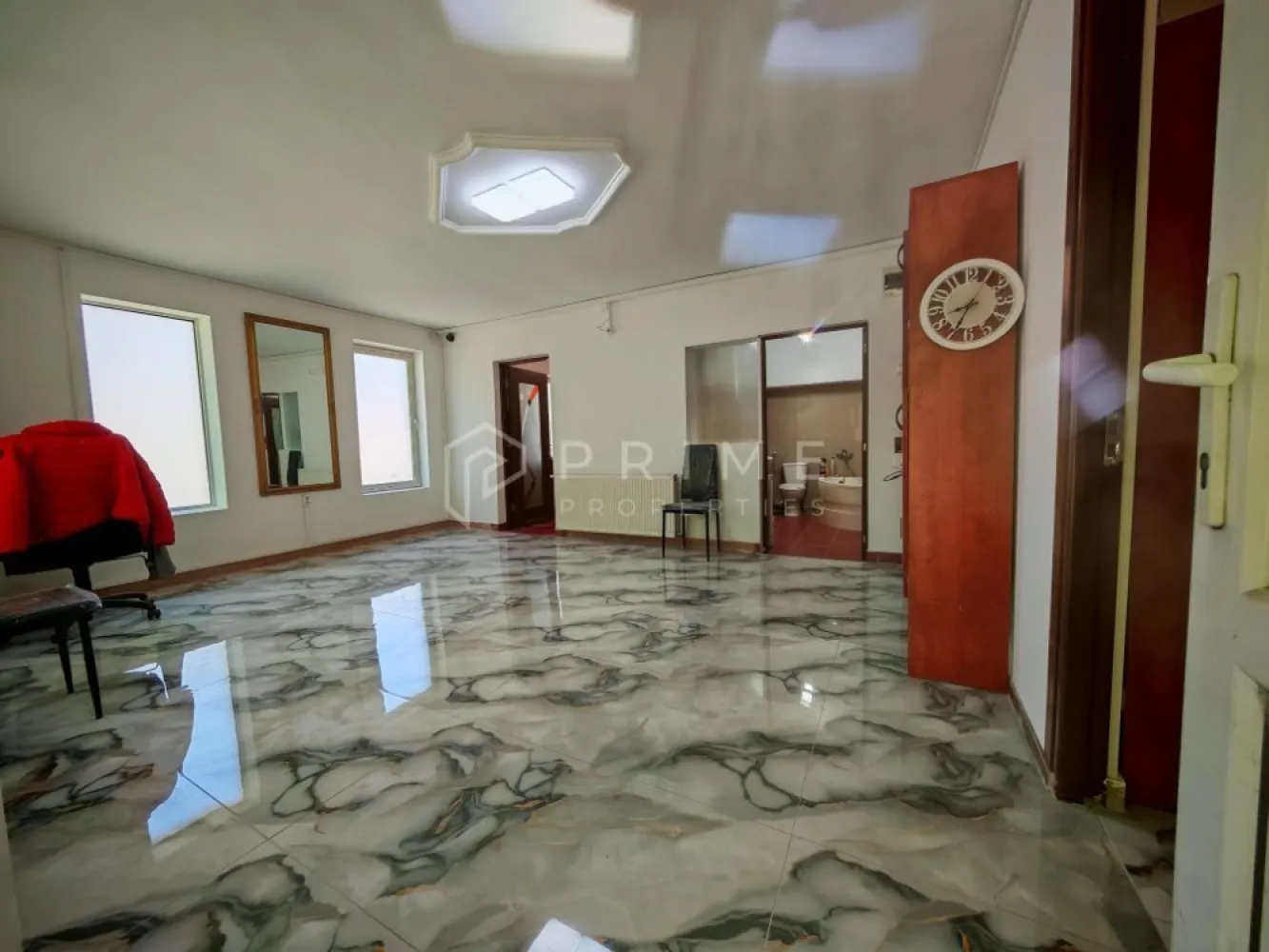De Vânzare sau Închiriere: Clădire Mixtă (188 mp) cu Teren de 160 mp - Căutați un spațiu adaptabil pentru business-ul dumneavoastră sau o proprietate cu potențial investițional ridicat? Vă propunem spre vânzare sau închiriere o clădire versatilă, situată într-o locație excelentă, cu vedere panoramică spre zona verde.

Reperele proprietății:
Suprafață: Amprentă la sol 89 mp | Total desfășurat (P+E) 188 mp.
Teren: 160 mp.
Configurație: 4 camere, 4 băi, 4 bucătării. Compartimentarea actuală (pereți gips-carton) permite reconfigurarea rapidă în spații de tip open-space generoase, adaptate nevoilor tale.
Facilități: Renovată în 2015, acces auto de pe două străzi, parcare gratuită în zonă.
Utilizare: Ideală pentru sediu de firmă, birouri, clinică, activități comerciale sau rezidențiale.

Preț Vânzare: 269.000 €
Preț Închiriere: 990 €

Promisiunea Prime Properties:
Vă oferim siguranță, transparență și servicii impecabile pe tot parcursul tranzacției. Ne dedicăm 100% fiecărui client, iar asta se reflectă în rezultate și în încrederea pe care o primim înapoi. Dacă această proprietate nu se potrivește exact nevoilor tale, lasă-ne să îți găsim alternativa potrivită. Contactează-ne astăzi – până acum nu am dezamăgit niciun client și nu vom începe cu tine!

📞 Contactează-ne pentru detalii sau pentru a programa o vizionare.