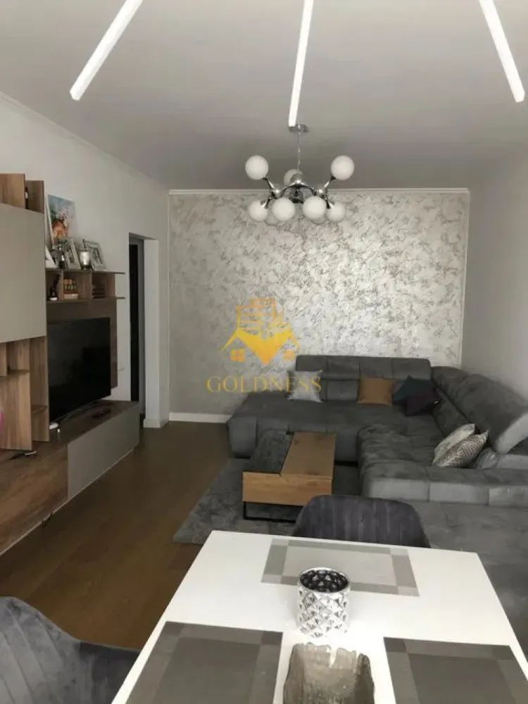 2 camere, Premium, Ultracentral Mihai Eminescu zona Parcul Central - GOLDNESS Imobiliare vă propune spre închiriere un apartament cu 2 camere complet mobilat și utilat, la etajul 2 într-un imobil de 4 etaje, în Zona Ultracentrala a orasului.
Se poate inchiria parcare subterana cu 150 euro!
Se află în apropierea stațiilor de transport în comun, magazine, restaurante, spații verzi, farmacii, etc. 

Apartamentul este compartimentat astfel:
 - dormitor cu pat matrimonial, dressing, noptiere
 - living cu canapea extensibila, spatiu pentru depozitare, TV, loc de luat masa
 - bucatarie complet mobilata, utilata
 - baie cu cabina de dus, calorifer port prosop și dulap pentru depozitare.
 - terasa de 10 mp.

Imobilul este dotat cu toate cele necesare- centrală proprie, frigider, aragaz, hotă, mașină de spălat haine, etc. 

Dacă sunteți interesați de acest apartament și doriți să îl vizionați, dar și pentru alte oferte nu ezitați să ne contactați telefonic sau prin e-mail. Vă stăm la dispoziție!

Pentru intermediere se percepe un comision de 50% din prețul chiriei!