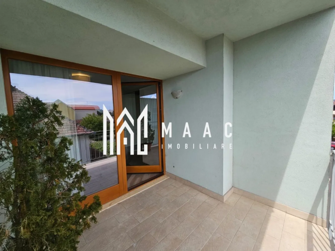 Apartament 3 camere I 2 bai I Garaj I Calea Dumbravi - MAAC Imobiliare vă propune spre închiriere un apartament spațios și elegant cu 3 camere, ideal pentru cei care își doresc confort, funcționalitate și un stil de viață modern. Locuința este compartimentată inteligent și dispune de 2 băi, perfecte pentru confortul întregii familii, precum și de 2 balcoane generoase, ideale pentru momente de relaxare.

Apartamentul beneficiază de finisaje de calitate, lumină naturală din abundență și un ambient primitor, fiind situat într-un imobil dotat cu lift pentru acces facil. În plus, proprietatea include loc de parcare în garaj subteran, oferind siguranță și comoditate.

O alegere excelentă pentru cei care caută un cămin modern, într-o locuință practică și bine organizată.
CP3097492
Pt mai multe detalii precizați că ați văzut anunțul cu ID CP3097492