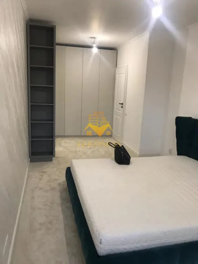 2 camere, Premium, Ultracentral Mihai Eminescu zona Parcul Central - GOLDNESS Imobiliare vă propune spre închiriere un apartament cu 2 camere complet mobilat și utilat, la etajul 2 într-un imobil de 4 etaje, în Zona Ultracentrala a orasului.
Se poate inchiria parcare subterana cu 150 euro!
Se află în apropierea stațiilor de transport în comun, magazine, restaurante, spații verzi, farmacii, etc. 

Apartamentul este compartimentat astfel:
 - dormitor cu pat matrimonial, dressing, noptiere
 - living cu canapea extensibila, spatiu pentru depozitare, TV, loc de luat masa
 - bucatarie complet mobilata, utilata
 - baie cu cabina de dus, calorifer port prosop și dulap pentru depozitare.
 - terasa de 10 mp.

Imobilul este dotat cu toate cele necesare- centrală proprie, frigider, aragaz, hotă, mașină de spălat haine, etc. 

Dacă sunteți interesați de acest apartament și doriți să îl vizionați, dar și pentru alte oferte nu ezitați să ne contactați telefonic sau prin e-mail. Vă stăm la dispoziție!

Pentru intermediere se percepe un comision de 50% din prețul chiriei!