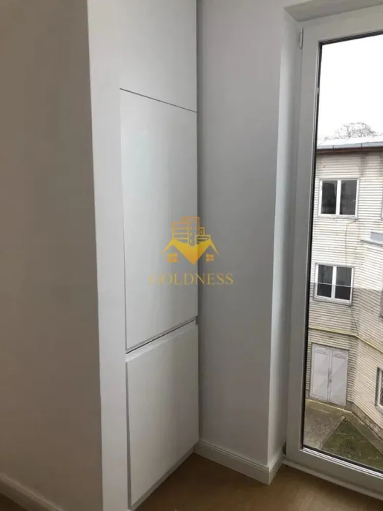 2 camere, Premium, Ultracentral Mihai Eminescu zona Parcul Central - GOLDNESS Imobiliare vă propune spre închiriere un apartament cu 2 camere complet mobilat și utilat, la etajul 2 într-un imobil de 4 etaje, în Zona Ultracentrala a orasului.
Se poate inchiria parcare subterana cu 150 euro!
Se află în apropierea stațiilor de transport în comun, magazine, restaurante, spații verzi, farmacii, etc. 

Apartamentul este compartimentat astfel:
 - dormitor cu pat matrimonial, dressing, noptiere
 - living cu canapea extensibila, spatiu pentru depozitare, TV, loc de luat masa
 - bucatarie complet mobilata, utilata
 - baie cu cabina de dus, calorifer port prosop și dulap pentru depozitare.
 - terasa de 10 mp.

Imobilul este dotat cu toate cele necesare- centrală proprie, frigider, aragaz, hotă, mașină de spălat haine, etc. 

Dacă sunteți interesați de acest apartament și doriți să îl vizionați, dar și pentru alte oferte nu ezitați să ne contactați telefonic sau prin e-mail. Vă stăm la dispoziție!

Pentru intermediere se percepe un comision de 50% din prețul chiriei!