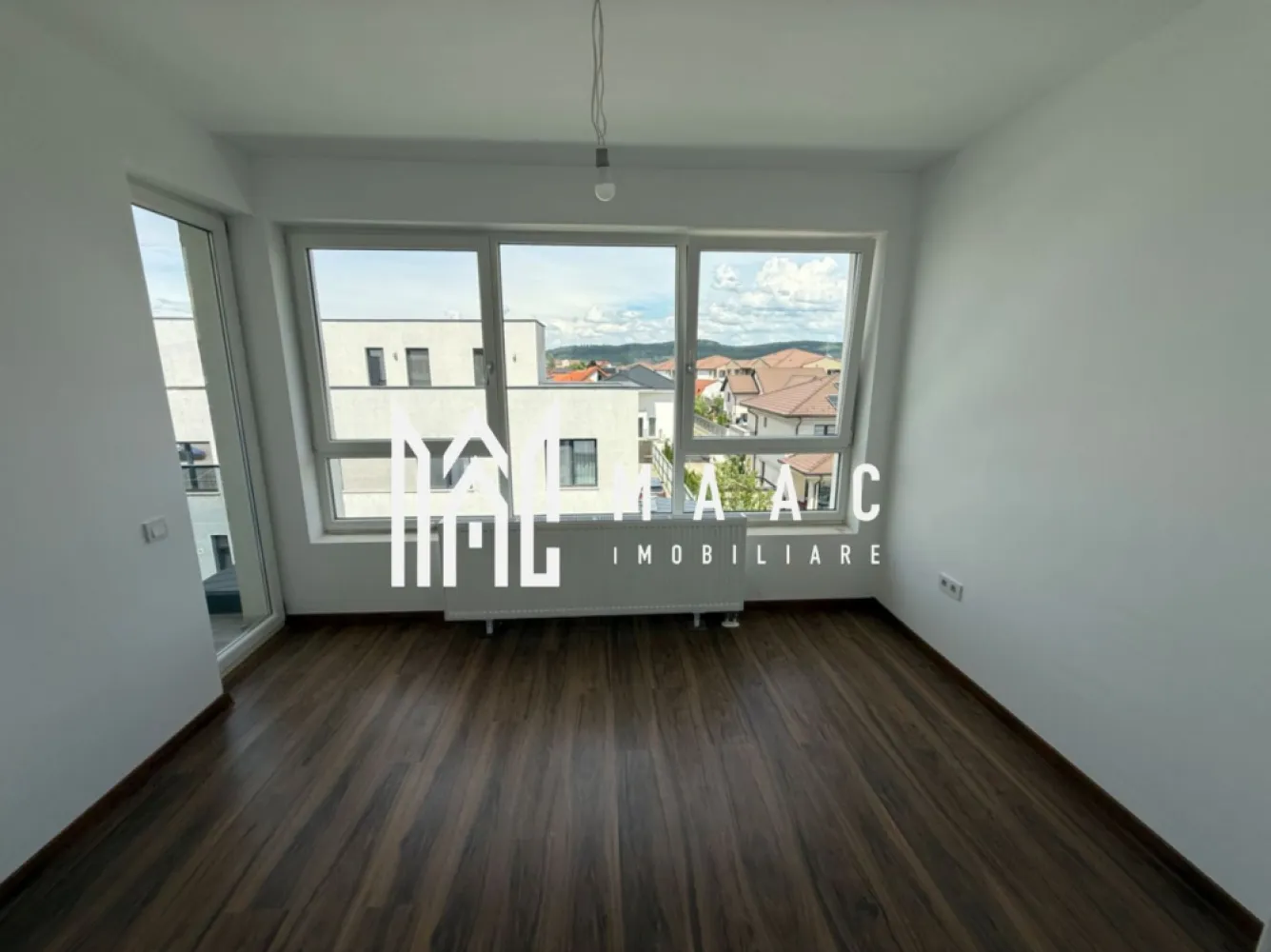 Apartament 2 camere | Etaj 2 | Balcon | Zona Pictor Brana | Loc de Parcare - Dacă îți dorești un apartament modern, bine compartimentat și gata de mutare, această proprietate este exact ce cauți! Situat într-o zonă liniștită și apreciată – Pictor Brana, apartamentul îmbină perfect confortul cu funcționalitatea.

 Suprafață utilă: 47 MP
 Etaj 2
 Compartimentare practică și luminoasă
 Balcon perfect pentru relaxare
 Predare la stadiul de CHEIE – te muți fără bătăi de cap!

Locuința este ideală atât pentru locuit, cât și pentru investiție, având acces facil către punctele de interes din oraș. Finisajele moderne și atmosfera primitoare transformă acest apartament într-un loc pe care îl poți numi „acasă” din prima clipă.

 Living spațios și luminos
 Dormitor confortabil
 Bucătărie practică
 Baie modernă
 Balcon cu acces facil

 Zona Pictor Brana – liniște, acces rapid și confort urban!

 Pentru mai multe detalii sau pentru a programa o vizionare, vă rugăm să ne contactați specificând ID