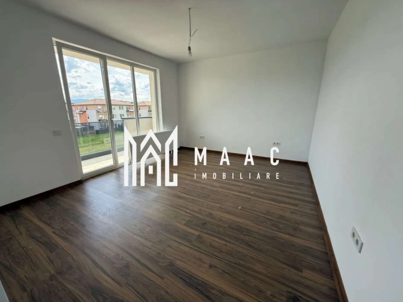 Apartament 3 camere | 77 MP | Bucătărie închisă | 2 terase | Loc de parcare - Descoperă o locuință elegantă și bine compartimentată, ideală pentru familii sau pentru cei care apreciază spațiile generoase și funcționale. Situat într-o zonă liniștită și accesibilă, acest apartament oferă tot confortul de care ai nevoie pentru a te simți cu adevărat acasă.

 Suprafață utilă: 77 MP
 Living spațios și luminos
 2 dormitoare confortabile
 Bucătărie închisă – perfectă pentru mai mult confort și intimitate
 2 terase ideale pentru relaxare
 Loc de parcare inclus
 Apartament pregătit pentru mutare

Compartimentarea inteligentă și lumina naturală din abundență transformă această proprietate într-o alegere excelentă atât pentru locuit, cât și pentru investiție.

 Spații generoase și bine organizate
 Finisaje moderne
 Confort și intimitate
 Acces facil către punctele de interes din oraș

 O proprietate care îmbină perfect utilul cu plăcutul!

 Pentru mai multe detalii sau pentru a programa o vizionare, vă rugăm să ne contactați specificând ID:CP3097595
