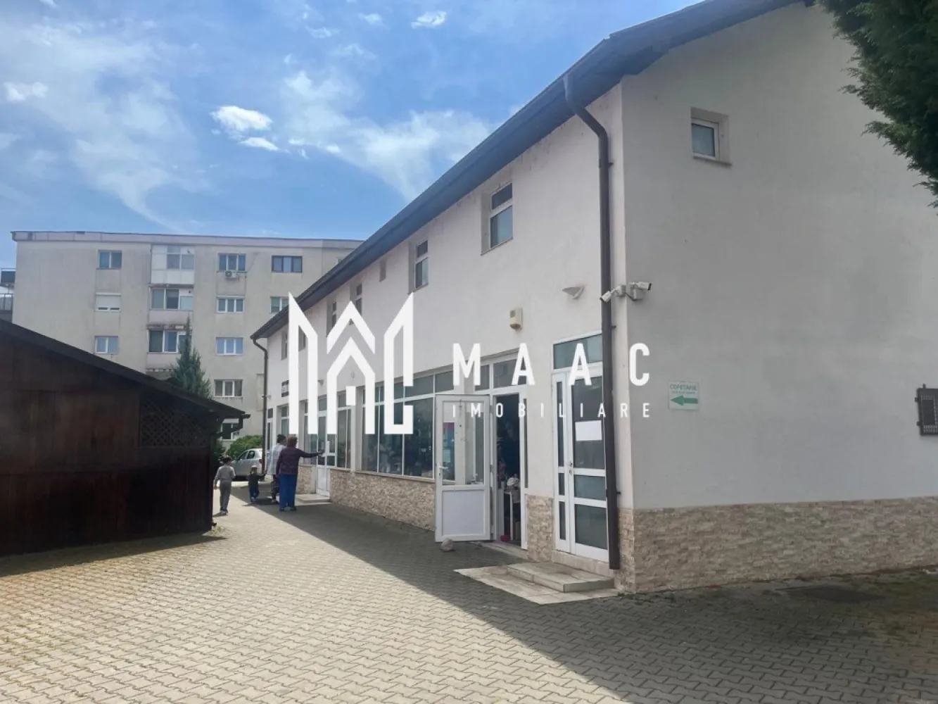 Cazare muncitori I 30 persoane I Simeria - MAAC Imobiliare va propune spre inchiriere Spațiu generos de 200 mp, situat în Simeria, ideal pentru grupuri mari, echipe de muncitori.Capacitate de cazare pentru până la 30 de persoane, cu 5 băi și bucătărie complet utilată, oferind tot confortul necesar!

Locația este excelentă: piața se află chiar lângă proprietate, restaurant vis-a-vis, iar cofetăria la parter — tot ce ai nevoie la doar câțiva pași distanță.

Preț: 200€ / luna/persoana/ toate taxele incluse(apa,curent ,gaz

Pentru mai multe detalii precizati ca ati vazut anuntul cu ID CP3097571