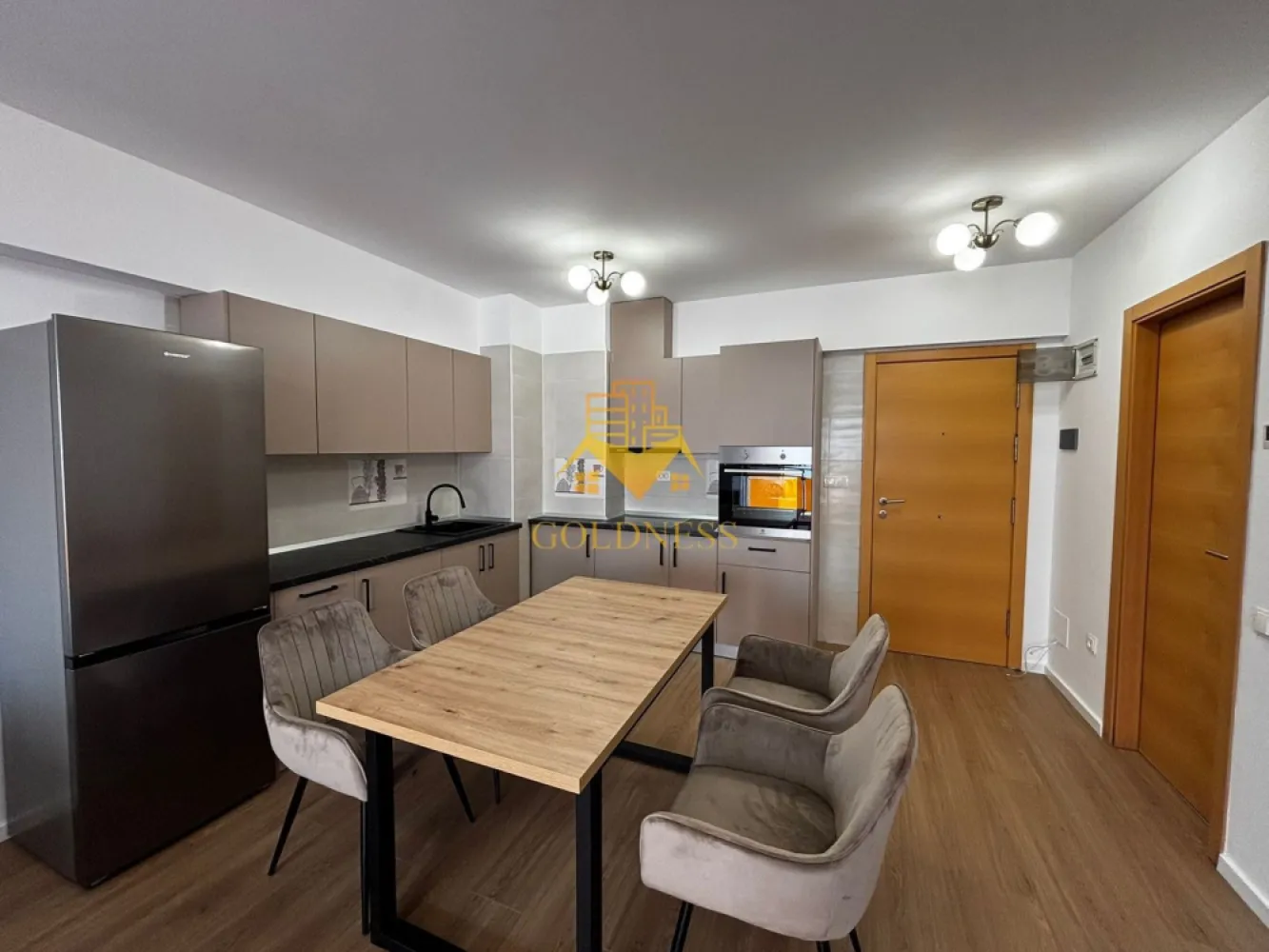 2 camere, Pet Friendly, Parcare, Viva City, Iulius Mall, Gheorgheni - GOLDNESS Imobiliare vă propune spre închiriere un apartament 2 cu camere complet mobilat și utilat, la etajul 1 într-un imobil de 11 etaje, în Cartierul Gheorgheni.
Dispune de loc de parcare subteran!
Se accepta doar animale de companie de talie mica!
Se află în apropierea stațiilor de transport în comun, magazine, restaurante, spații verzi, farmacii, etc. 

Apartamentul este compartimentat astfel:
 - dormitor cu pat matrimonial, dressing, noptiere
 - living cu bucatarie open space complet utilată și mobilată, canapea extensibilă, loc de servit masa 
 - baie cu cada, calorifer port prosop și dulap pentru depozitare.
 - terasa de 8 mp

Imobilul este dotat cu toate cele necesare- centrală proprie, frigider, aragaz, hotă, mașină de spălat haine, etc. 

Dacă sunteți interesați de acest apartament și doriți să îl vizionați, dar și pentru alte oferte nu ezitați să ne contactați telefonic sau prin e-mail. Vă stăm la dispoziție!
Pentru intermediere se percepe un comision de 50% din prețul chiriei!